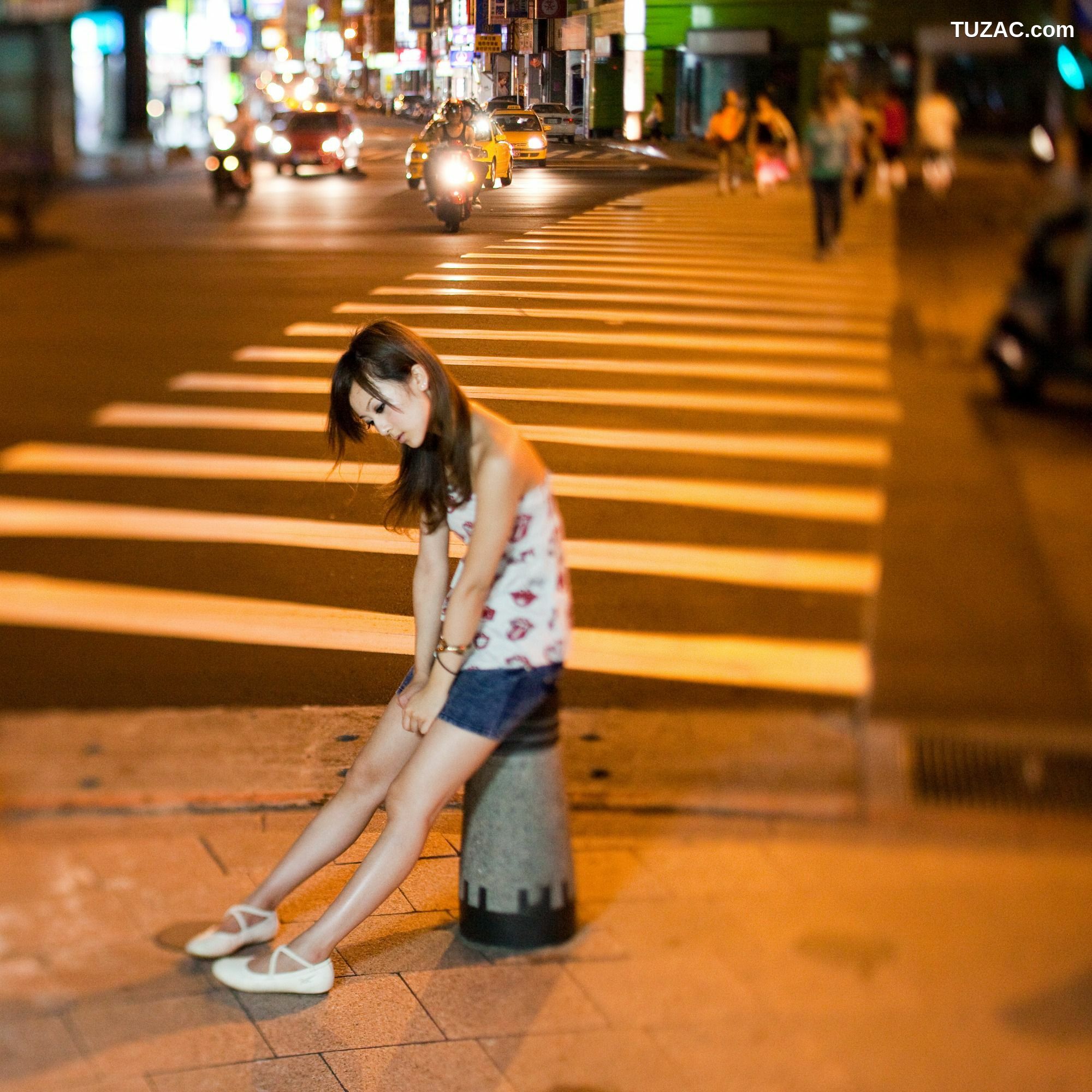 台湾正妹_果子MM/张允霏《夜拍西門町》写真集