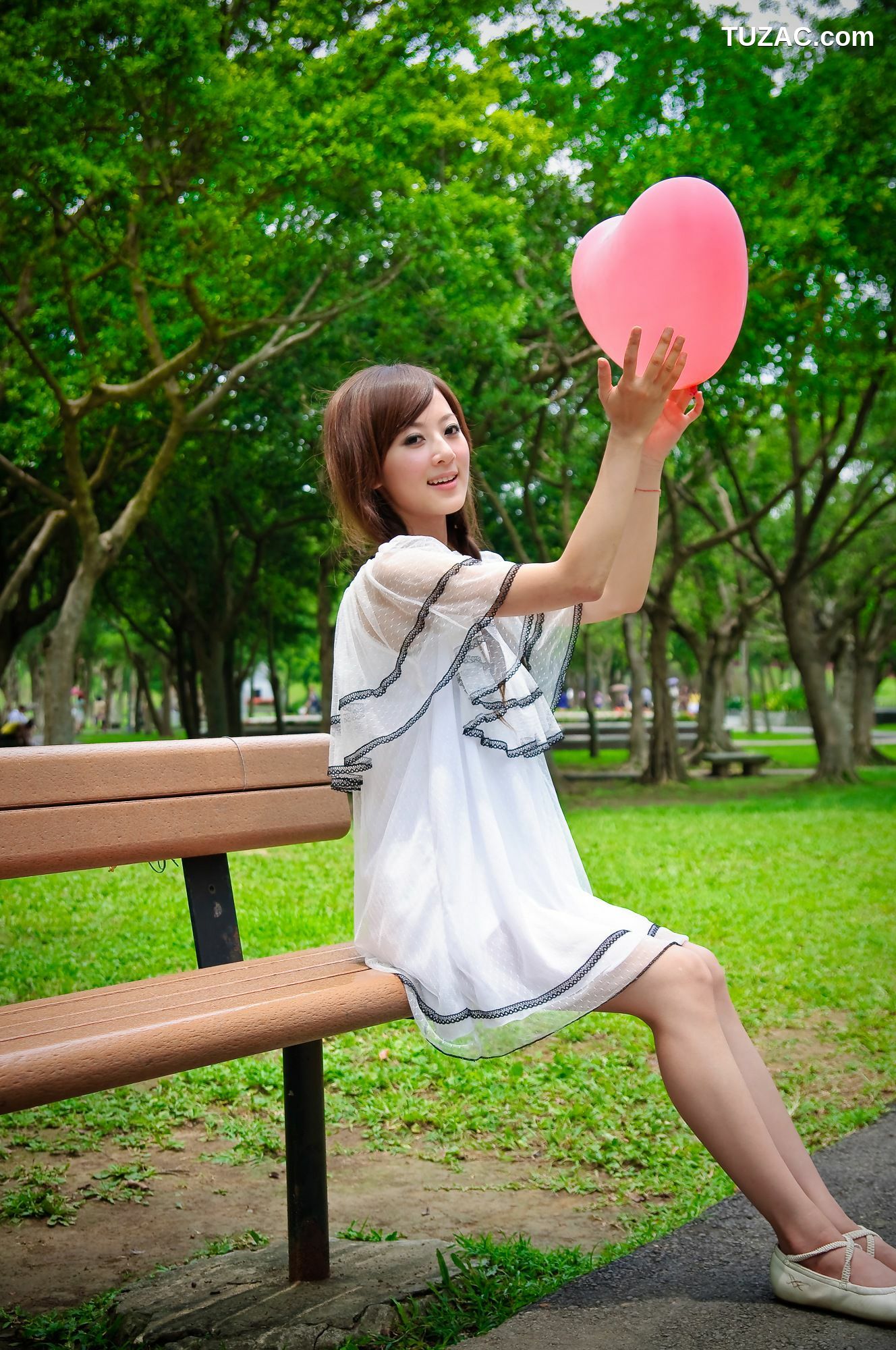 台湾正妹_果子MM/张凯洁《大湖公園外拍》写真集
