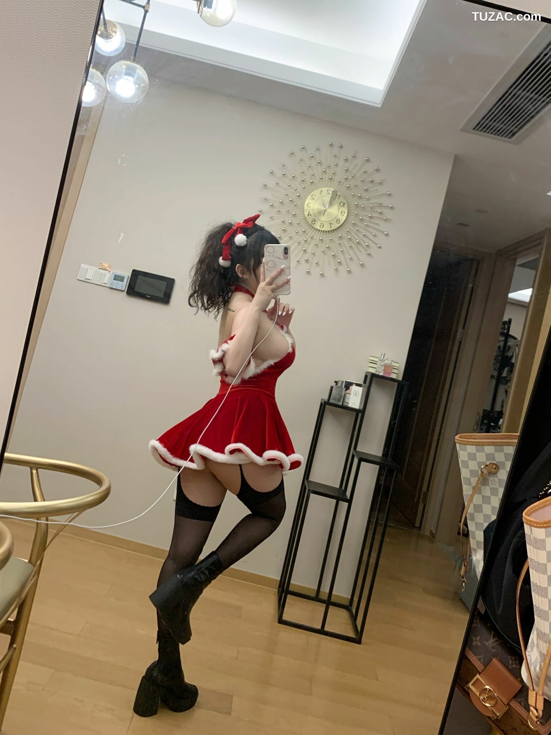 网络美女_ 蜜桃少女是依酱呀 - 2020圣诞特辑[31P]