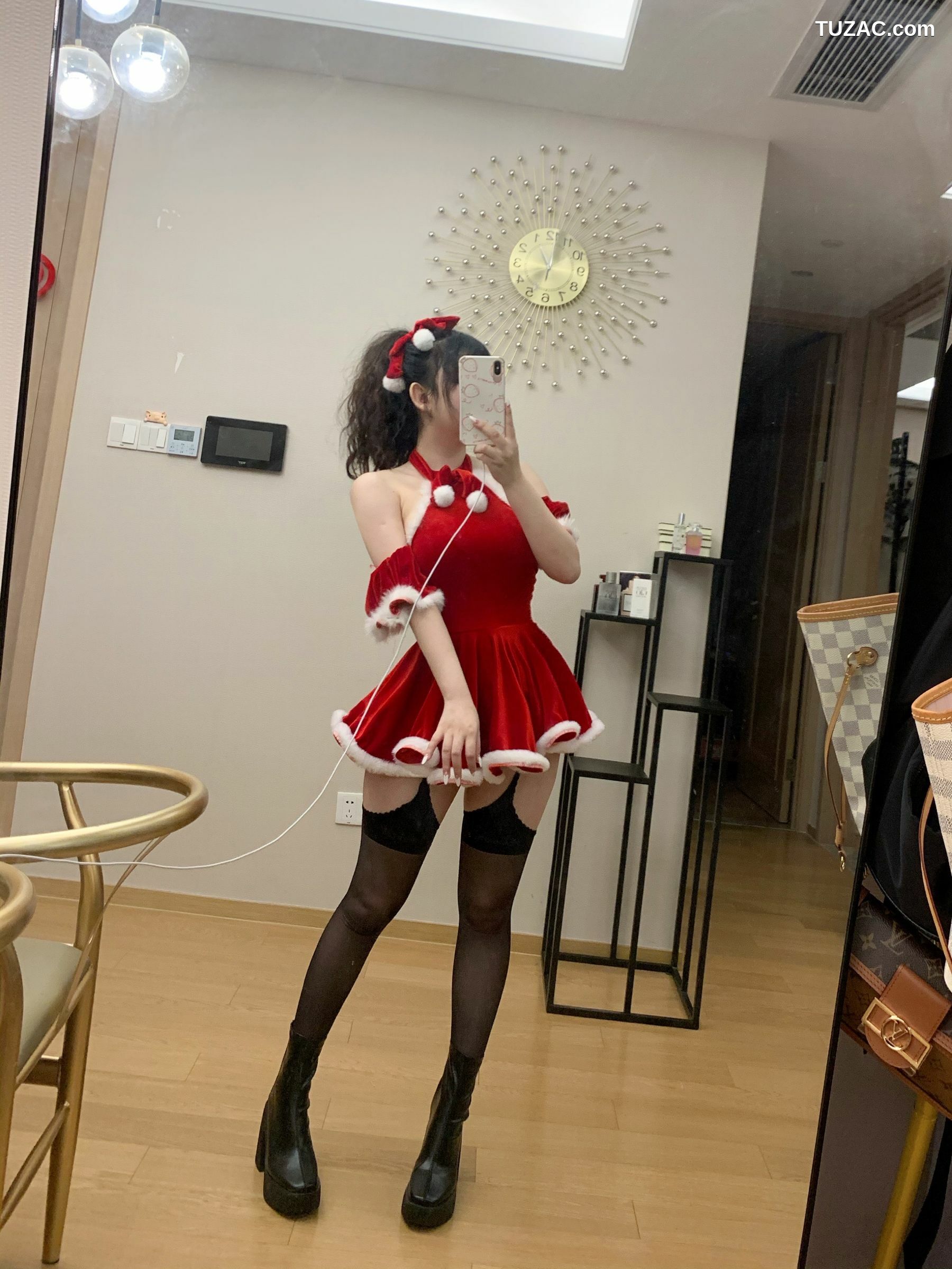 网络美女_ 蜜桃少女是依酱呀 - 2020圣诞特辑[31P]