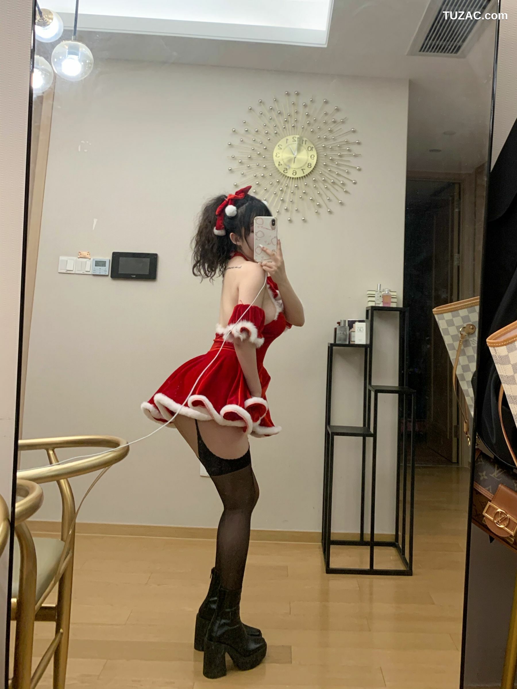 网络美女_ 蜜桃少女是依酱呀 - 2020圣诞特辑[31P]