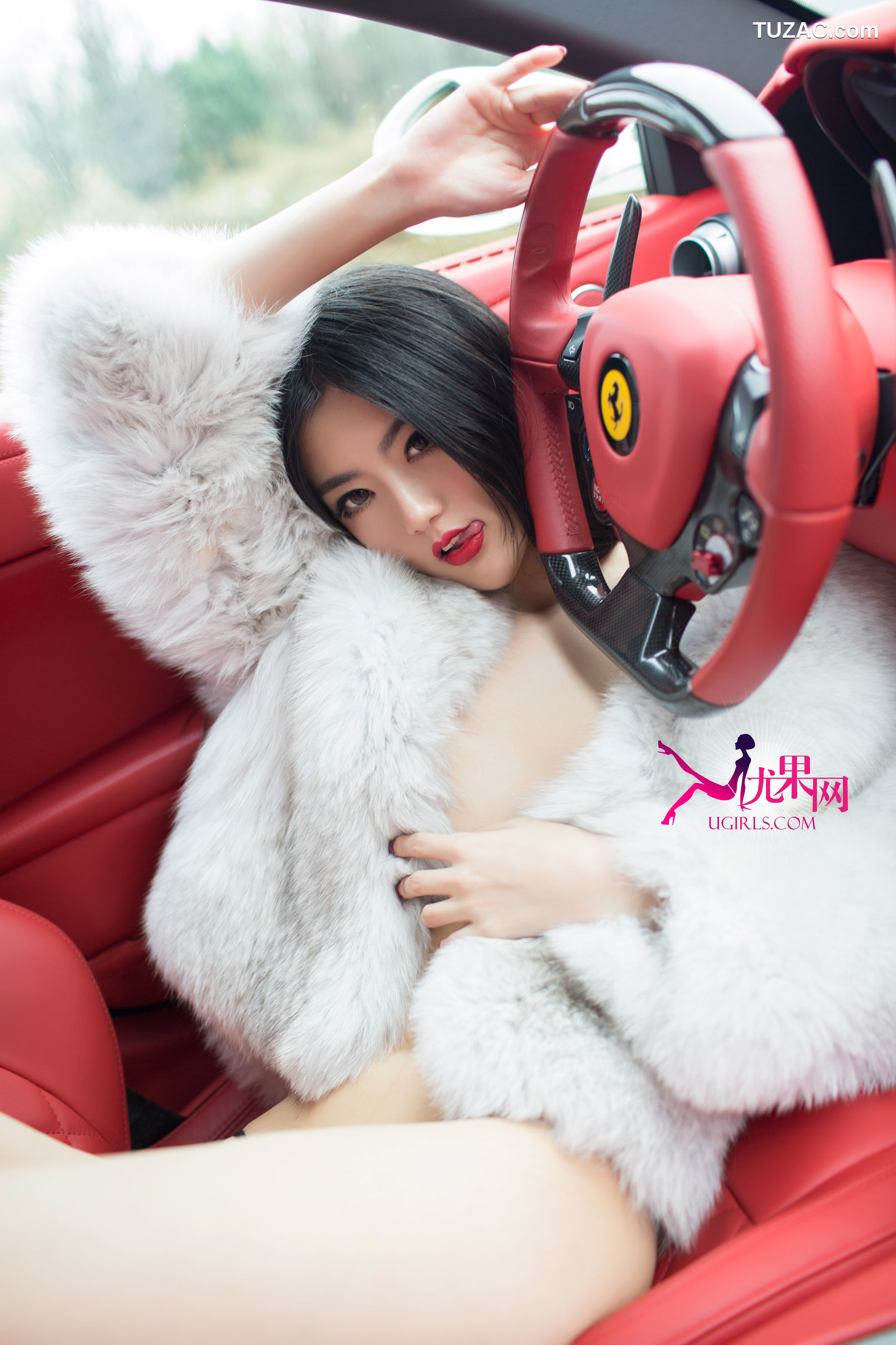 UGirls尤果网-U051-金子熙-《香肩酥胸长腿美女与豪车性感较量》-2014.10.31