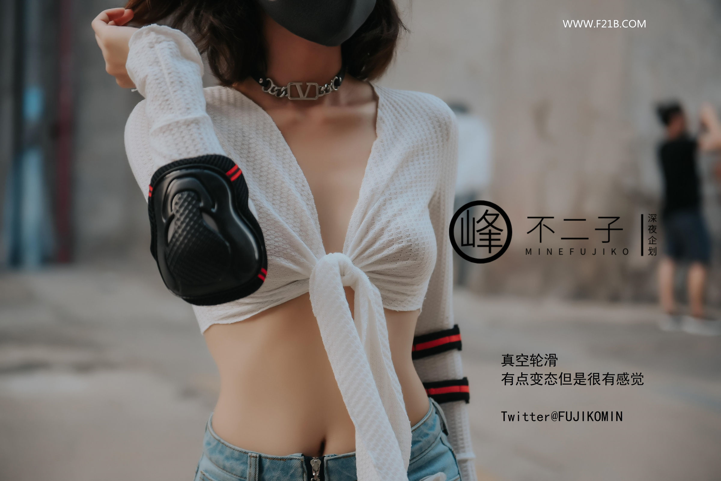 峰不二子《美穴塞入跳蛋玩滑下体都湿透了 男厕帮路人小哥哥解决翘硬肉棒》 - 未分类人体摄影