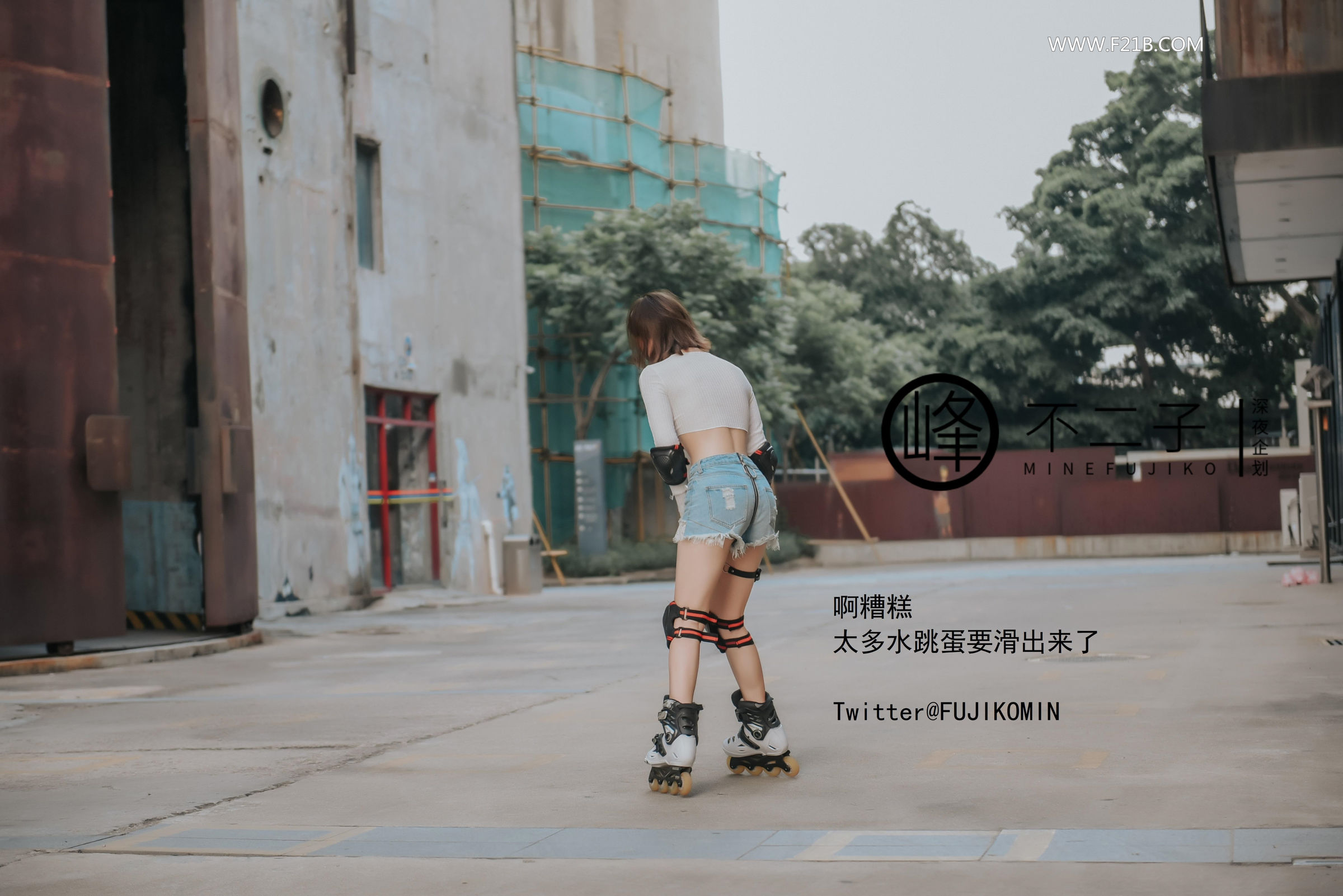 峰不二子《美穴塞入跳蛋玩滑下体都湿透了 男厕帮路人小哥哥解决翘硬肉棒》 - 未分类人体摄影