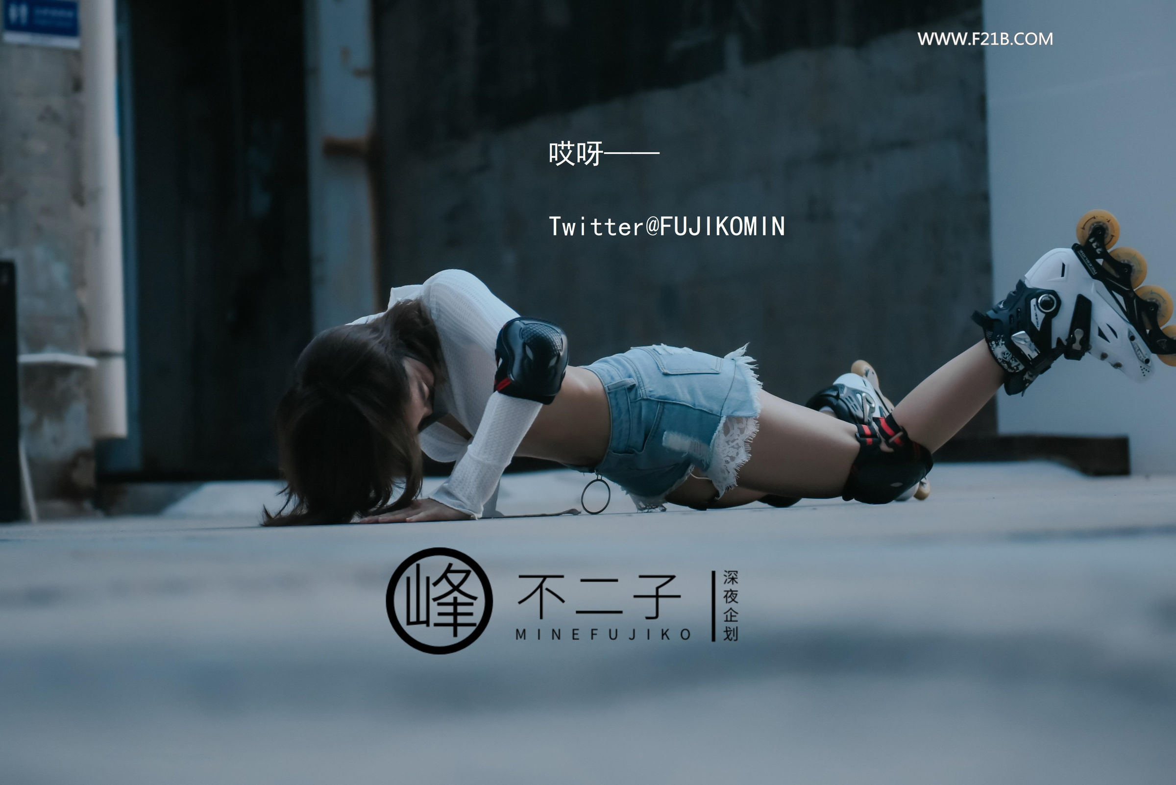峰不二子《美穴塞入跳蛋玩滑下体都湿透了 男厕帮路人小哥哥解决翘硬肉棒》 - 未分类人体摄影