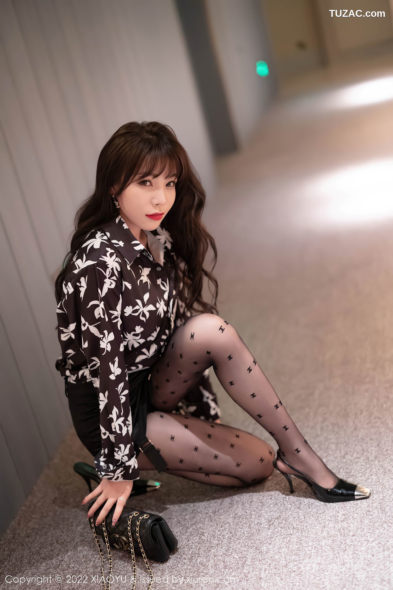 XiaoYu语画界-693-芝芝Booty-花纹衬衣黑短裙黑丝-2022.01.10