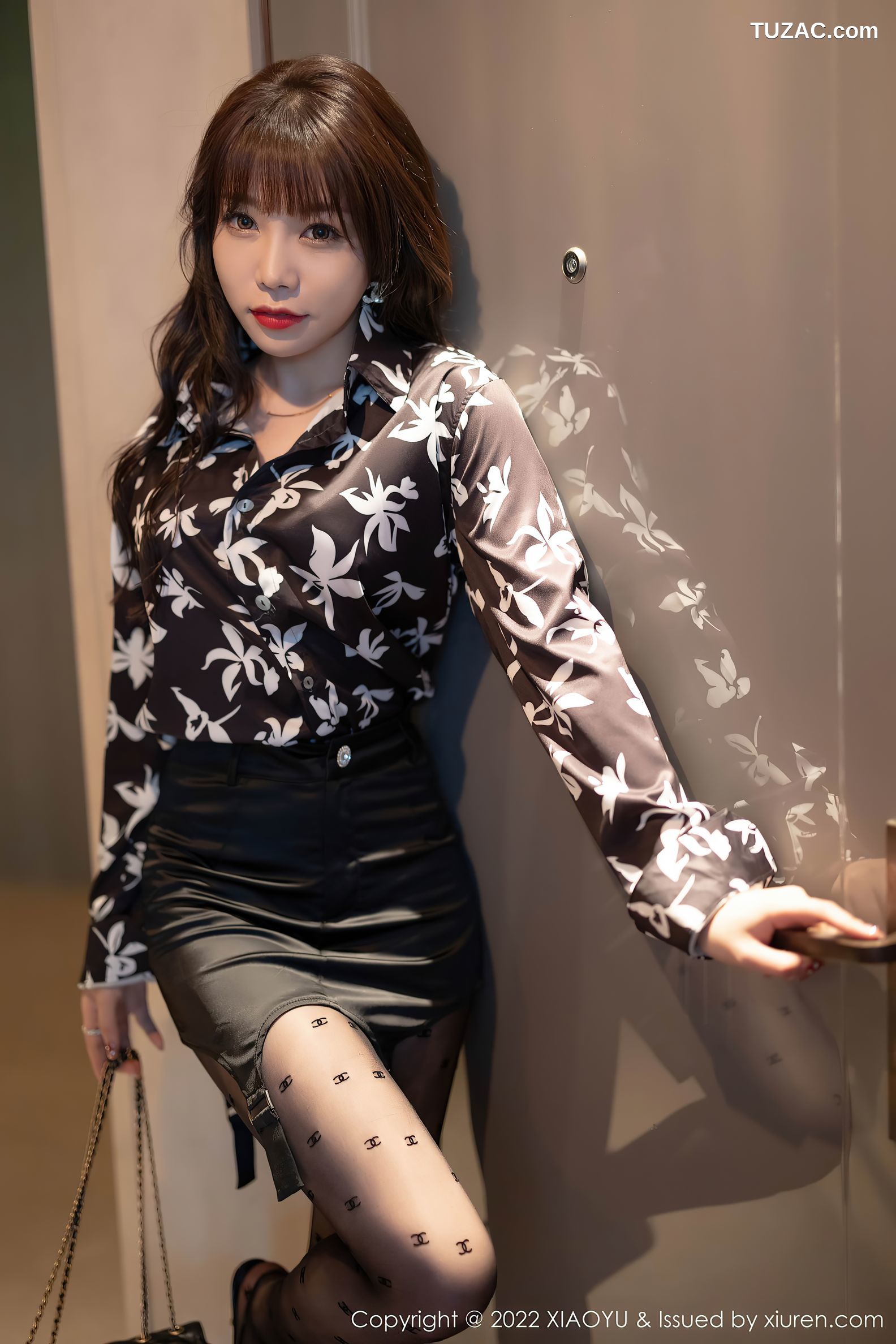 XiaoYu语画界-693-芝芝Booty-花纹衬衣黑短裙黑丝-2022.01.10