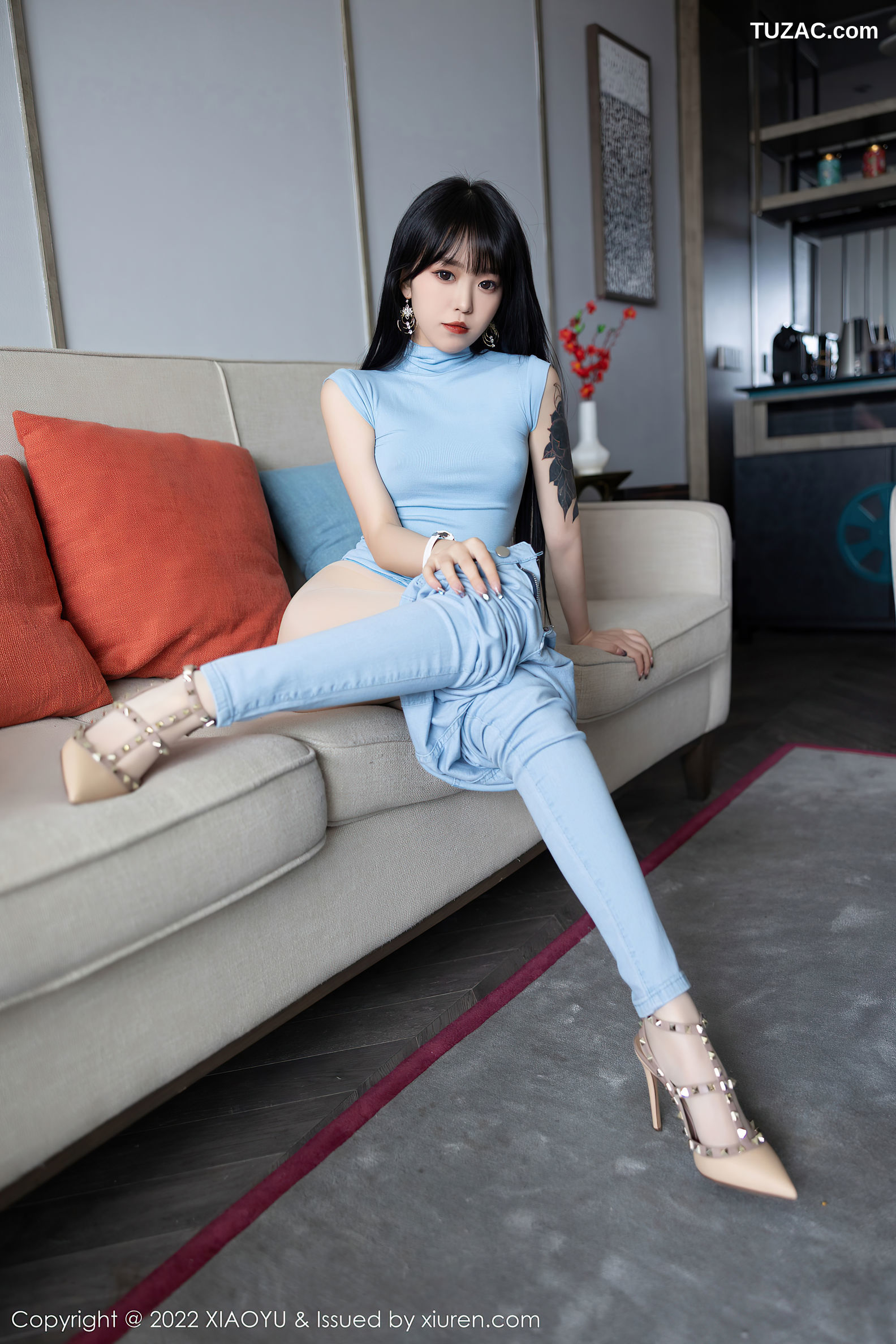 XiaoYu语画界-797-奶瓶.-蓝色收身衣蓝色牛仔裤肉丝-2022.06.13