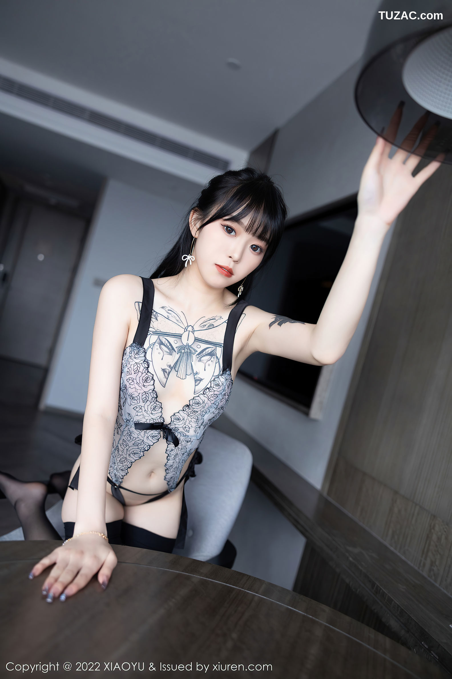 XiaoYu语画界-817-奶瓶-浅色轻透背衣黑丝袜-2022.07.11