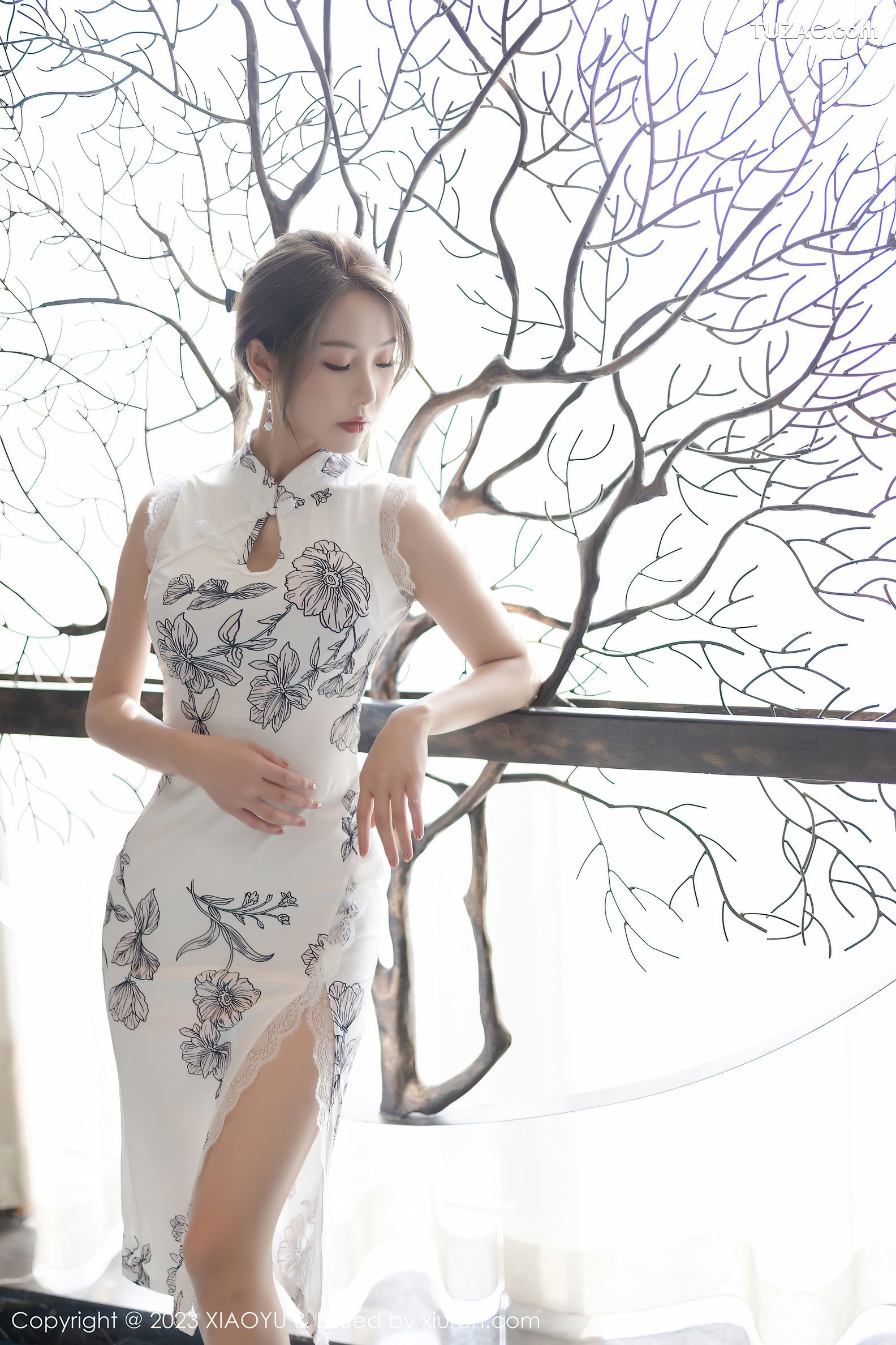 XiaoYu语画界-1022-苏苏阿-白色印花旗袍灰色内衣-2023.05.08