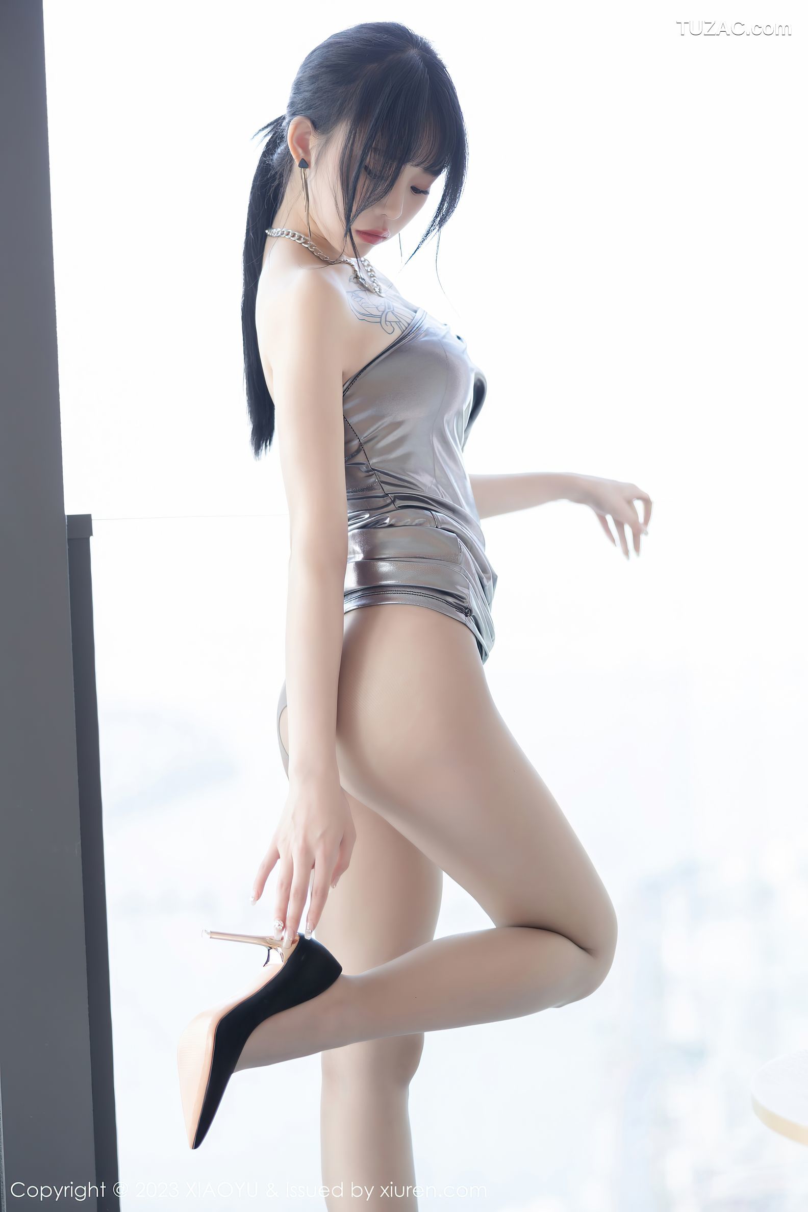 XiaoYu语画界-1037-奶瓶-银色露肩连衣短裙灰吊带睡衣-2023.05.29