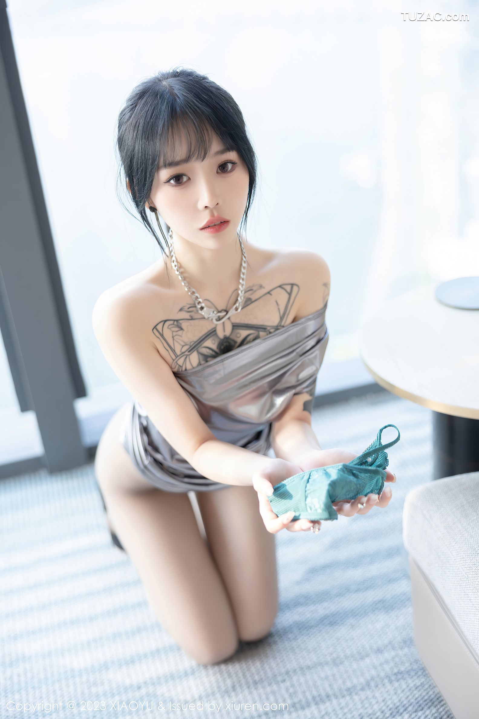 XiaoYu语画界-1037-奶瓶-银色露肩连衣短裙灰吊带睡衣-2023.05.29