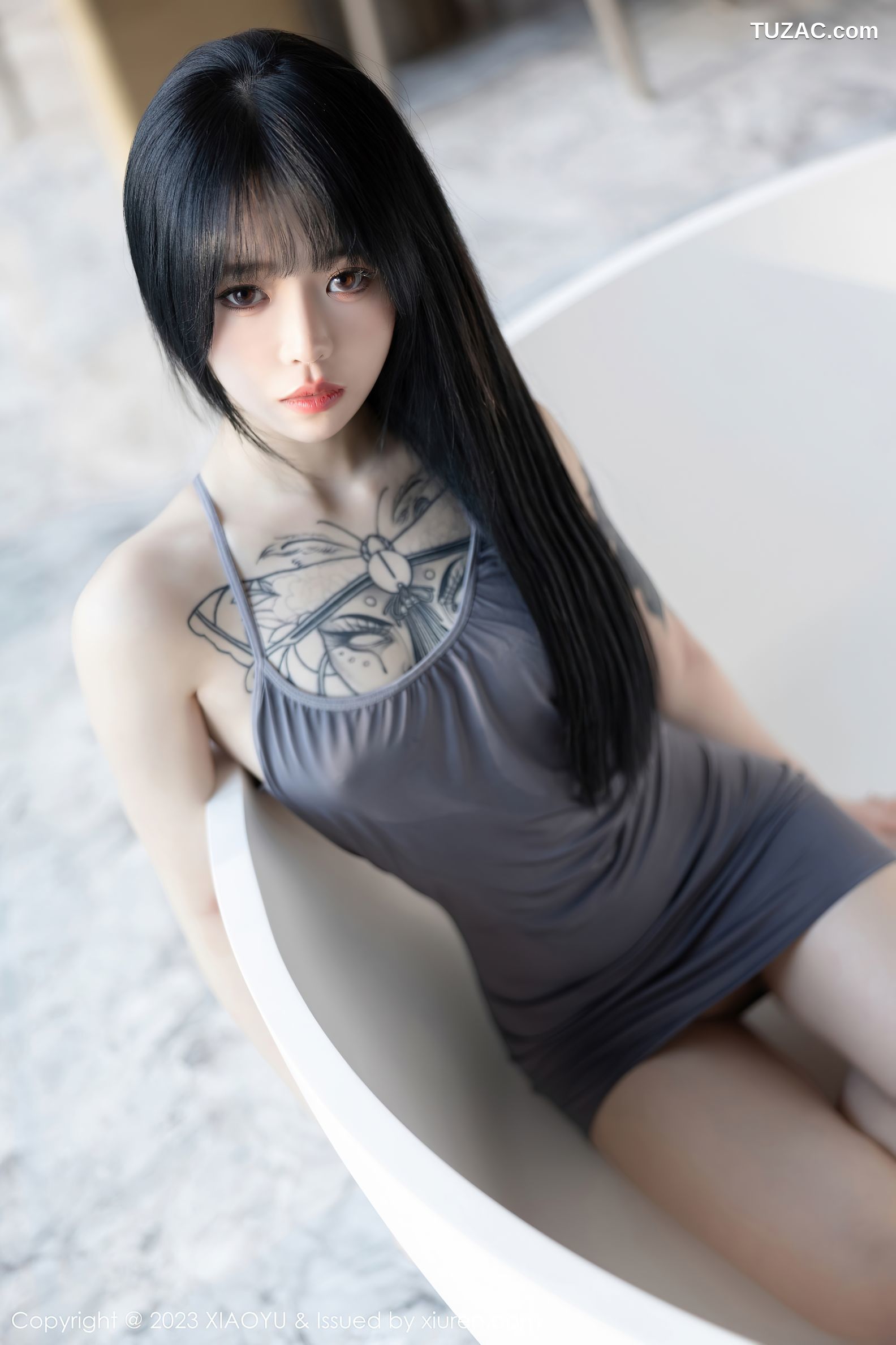 XiaoYu语画界-1037-奶瓶-银色露肩连衣短裙灰吊带睡衣-2023.05.29