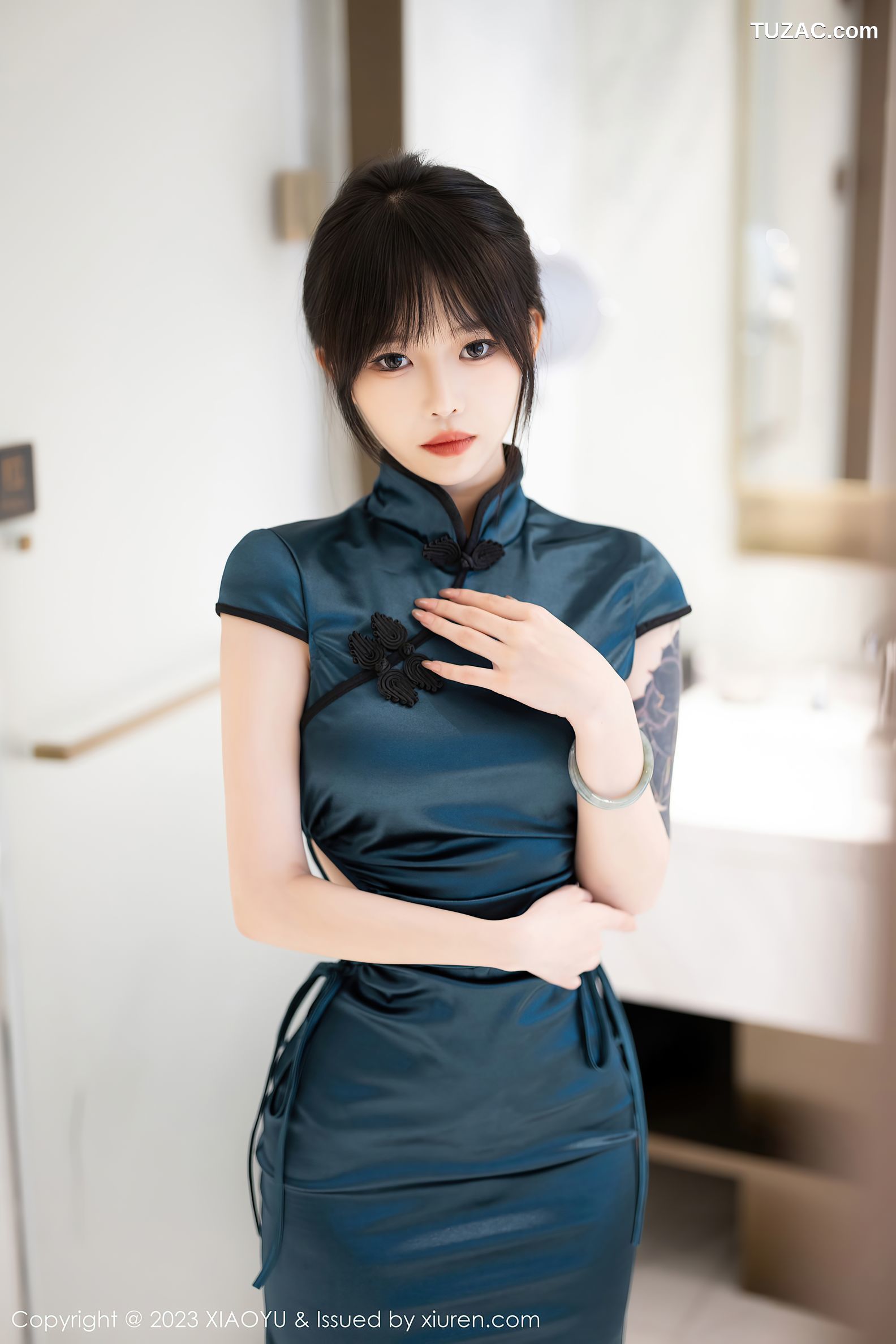 XiaoYu语画界-1077-奶瓶-墨绿旗袍黑丝-2023.07.25