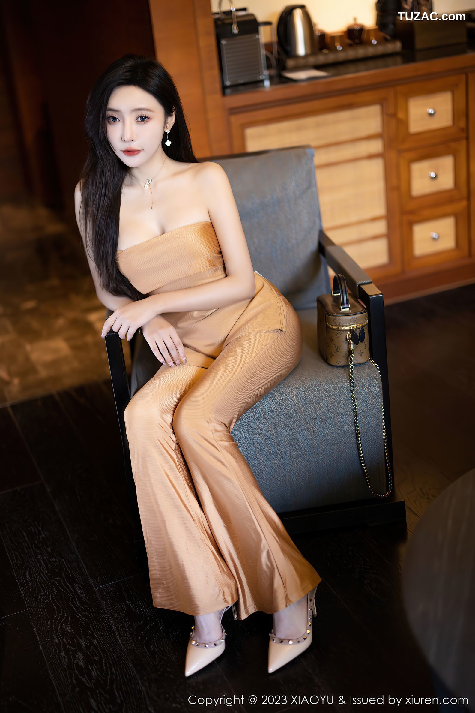 XiaoYu语画界-1079-王馨瑶yanni-贵州旅拍-金色抹胸长裤白蕾丝内衣-2023.07.27