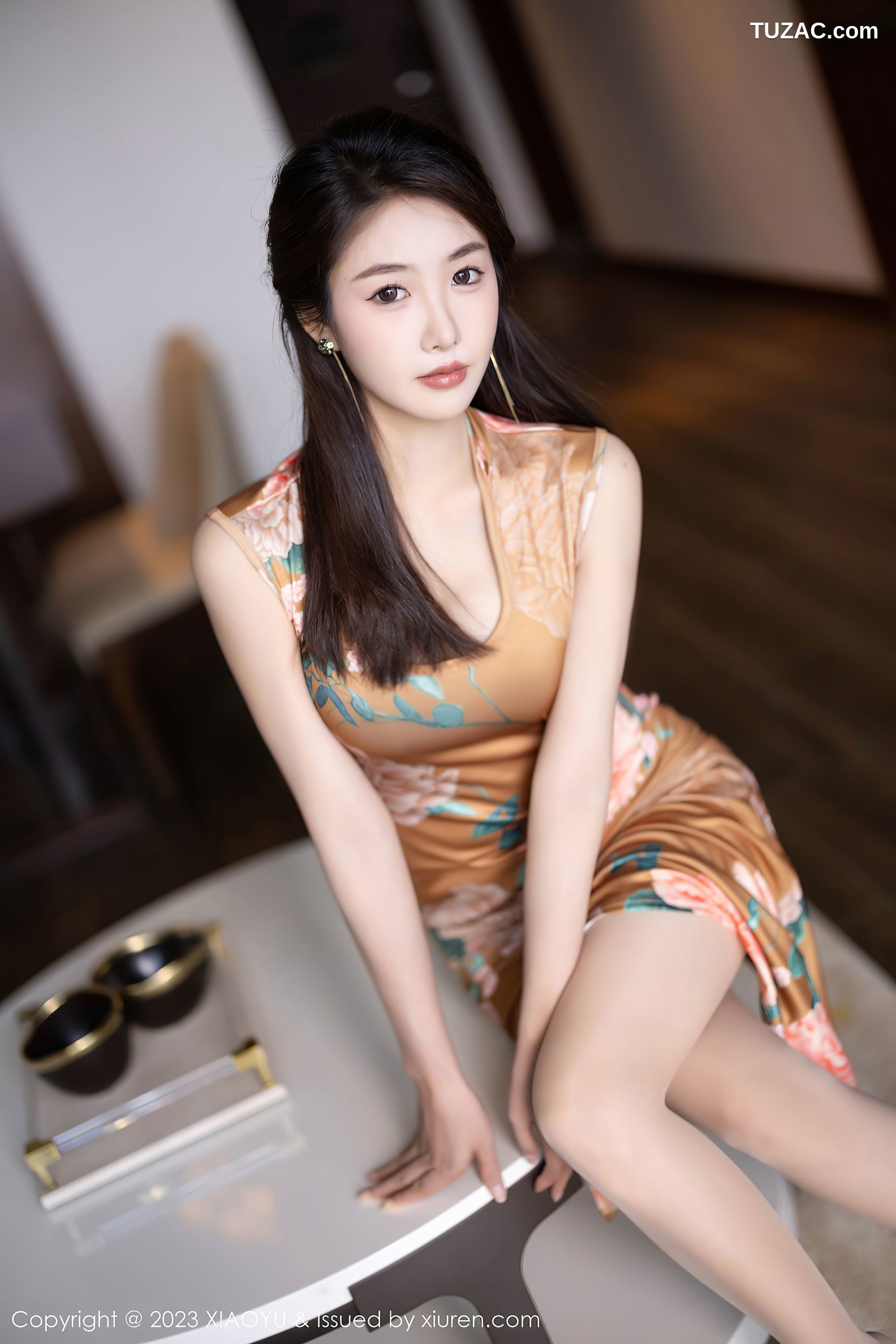 XiaoYu语画界-1133-苏苏阿-金色印花旗袍浅粉内衣-2023.10.25