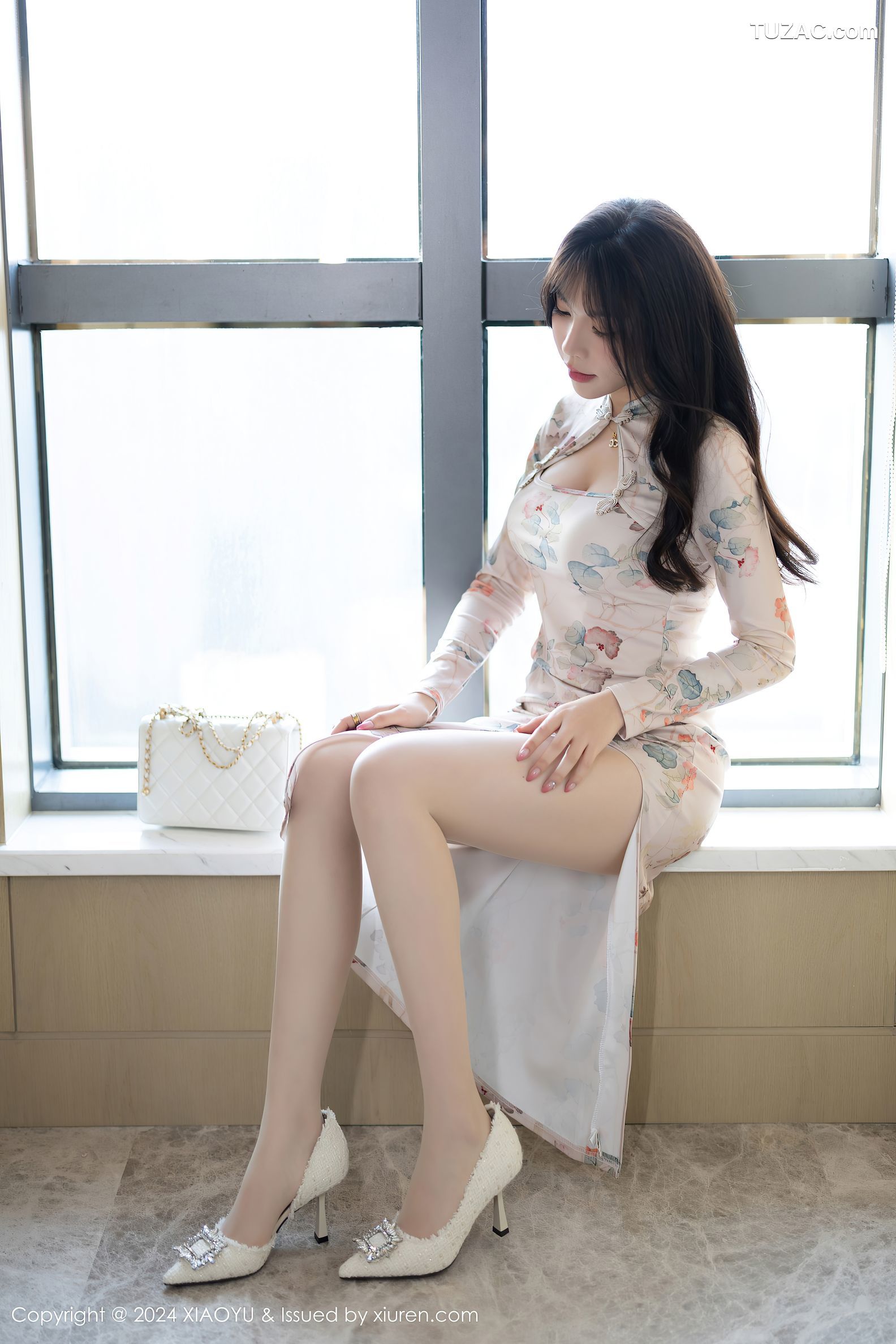 XiaoYu语画界-1199-徐莉芝Booty-白色印花旗袍灰色针织内衣灰丝-2024.02.05