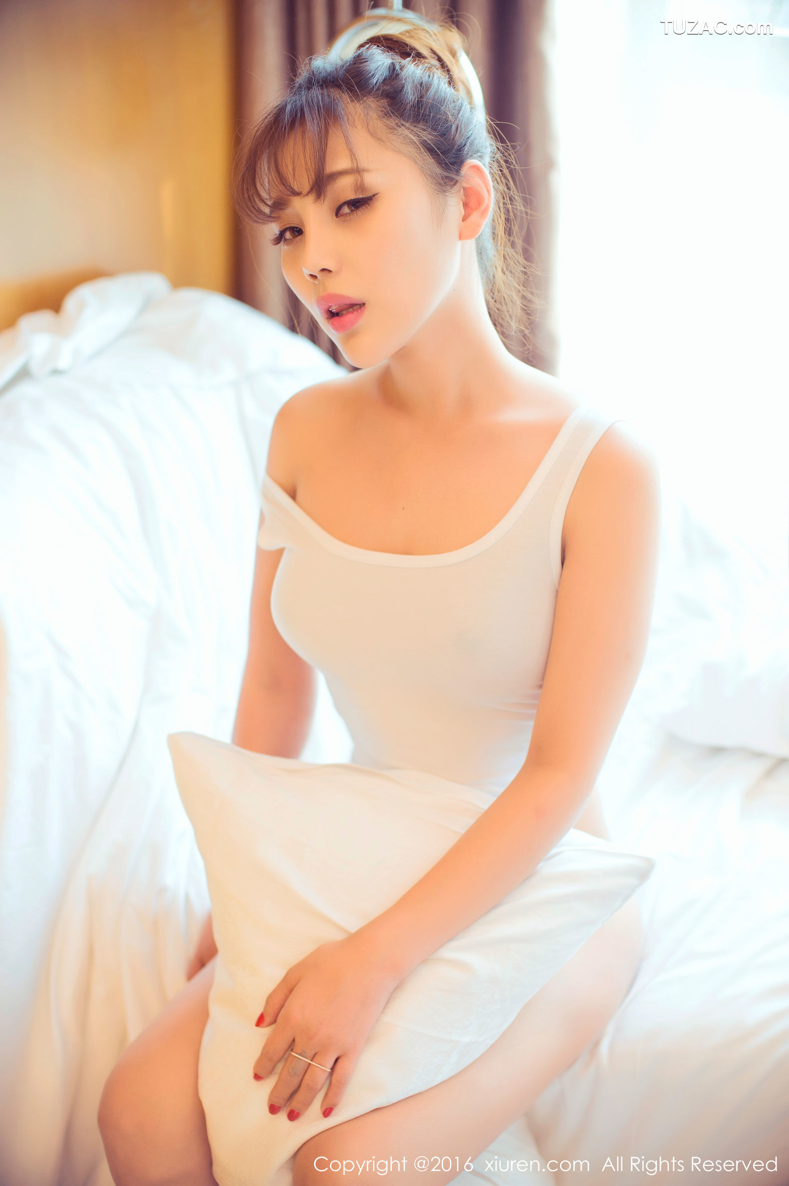 XiuRen秀人网-633-周予然-《高叉泳衣-爆乳内衣-高跟美腿-白色超短工字背心装》-2016.11.10