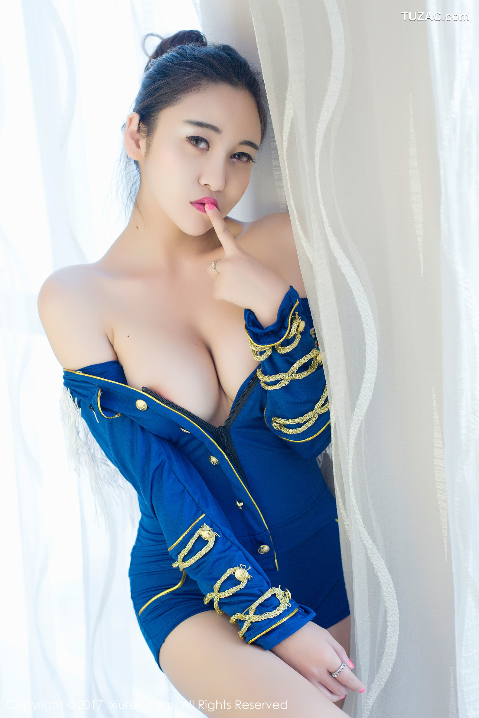 XiuRen秀人网-677-李梓熙-《奶油全身图涂抹-夜店低胸制服》-2017.01.10