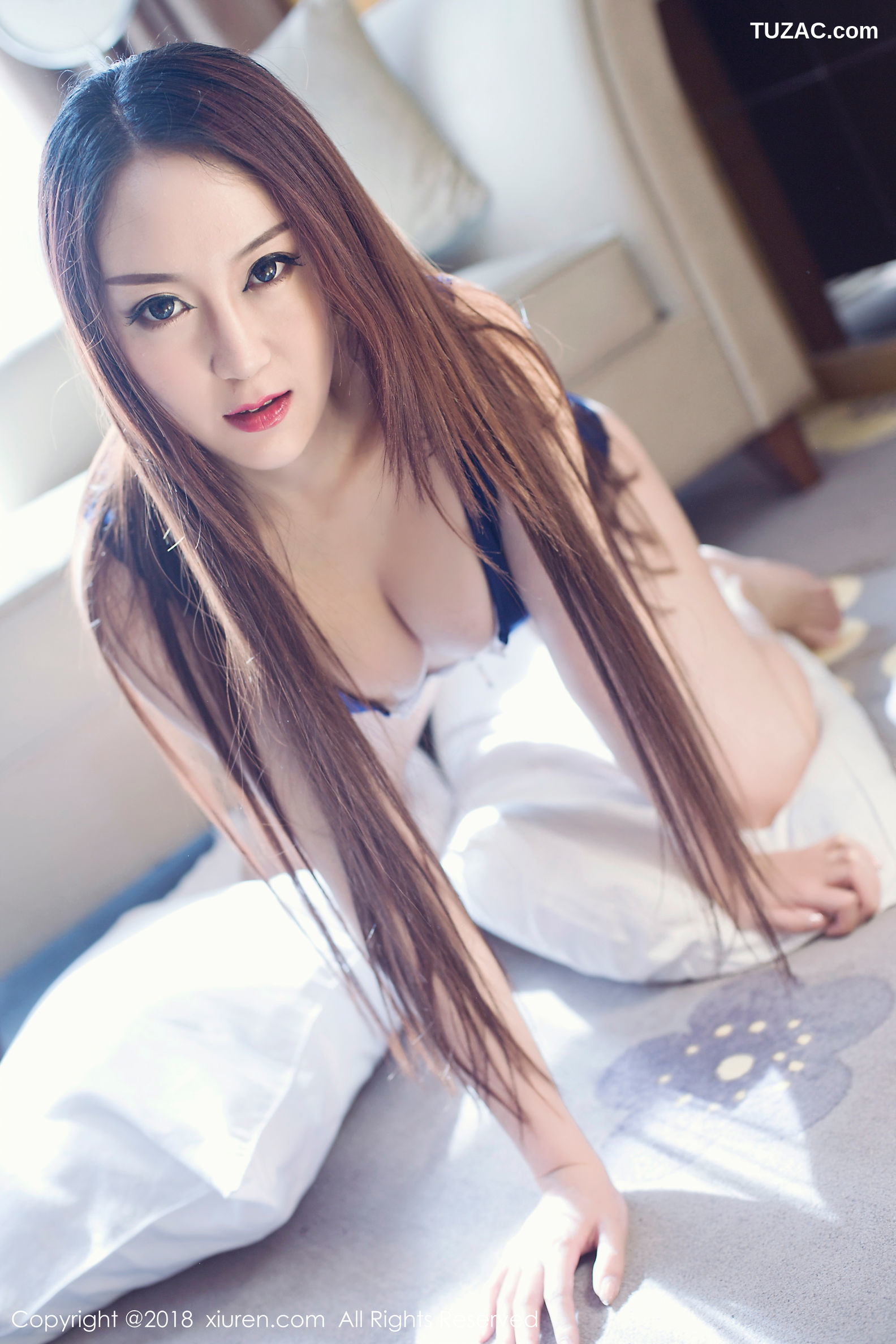 XiuRen秀人网-904-高冷猫步-《朝鲜族姑娘-大眼-翘乳-白皙》-2018.01.19