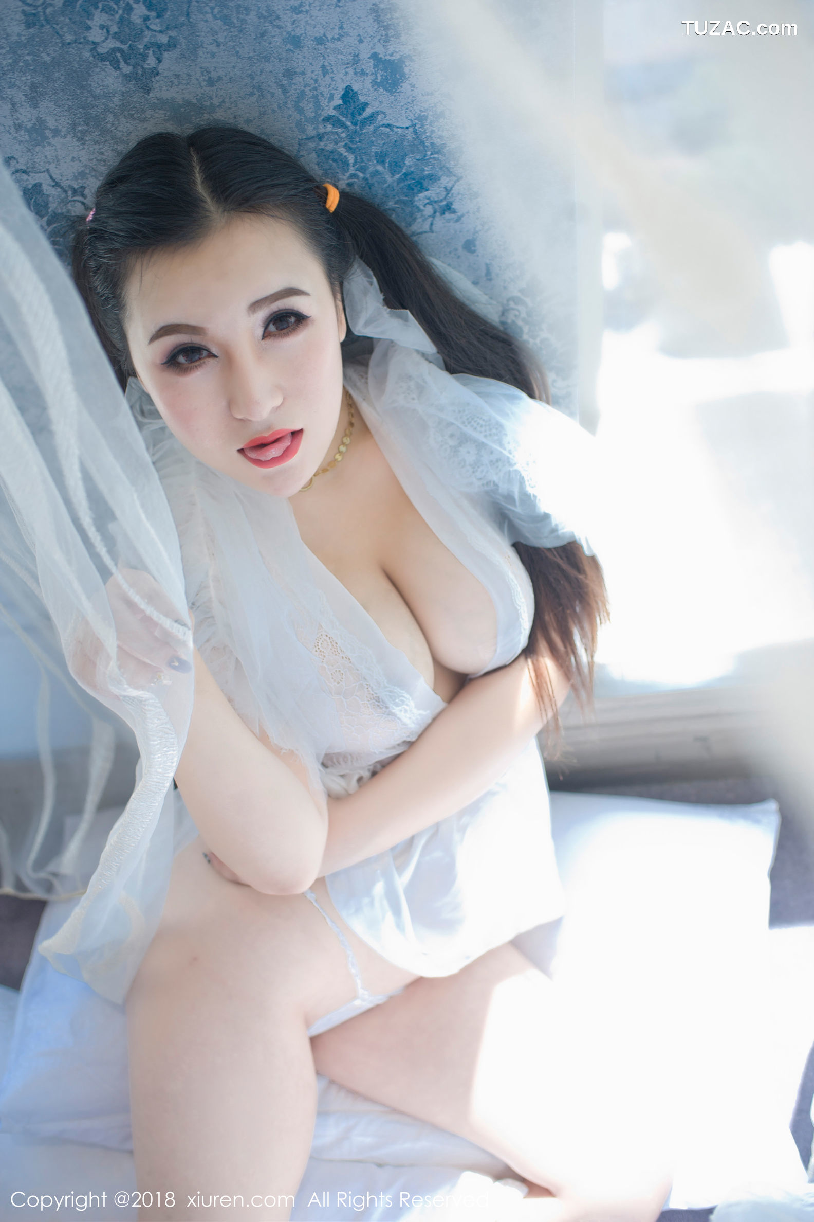 XiuRen秀人网-1034-Model伊若-《蕾丝开胸睡衣和蓝色死库水》-2018.06.04