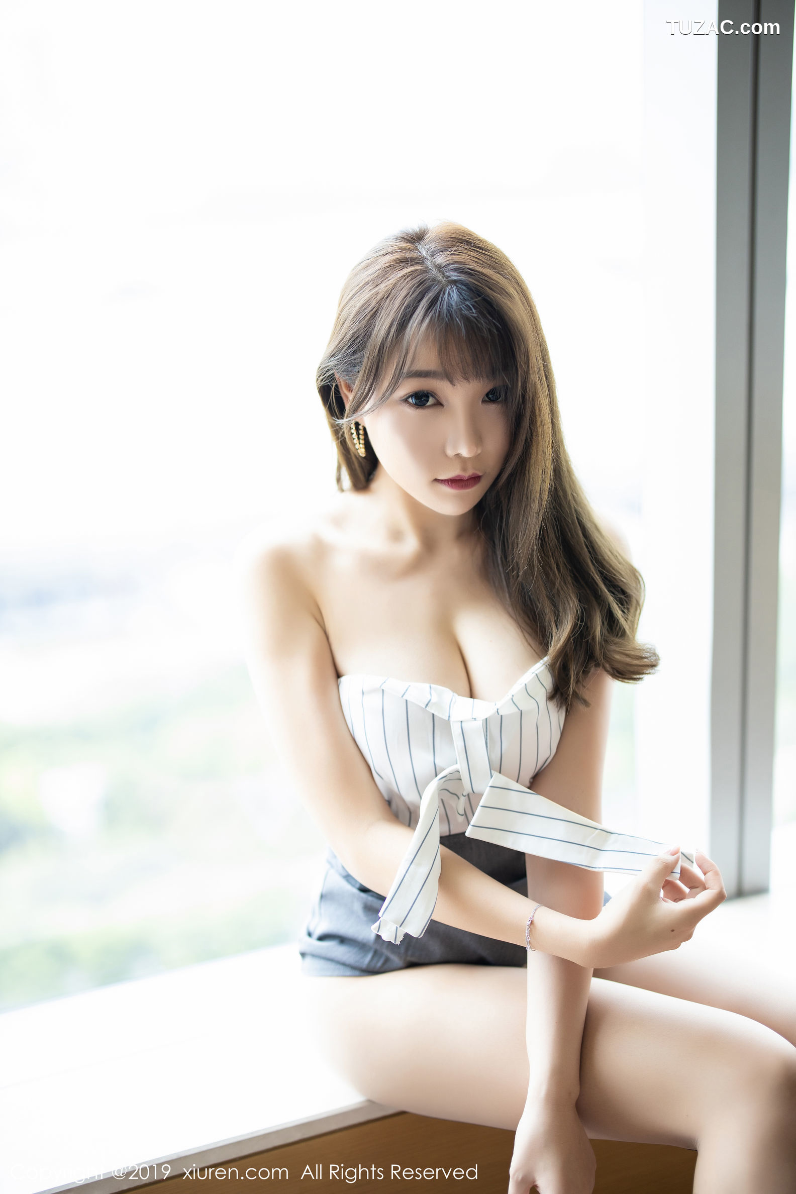 XiuRen秀人网-1637-芝芝-《束胸内衣与现代丝袜下的芊芊美腿与美臀》-2019.08.22