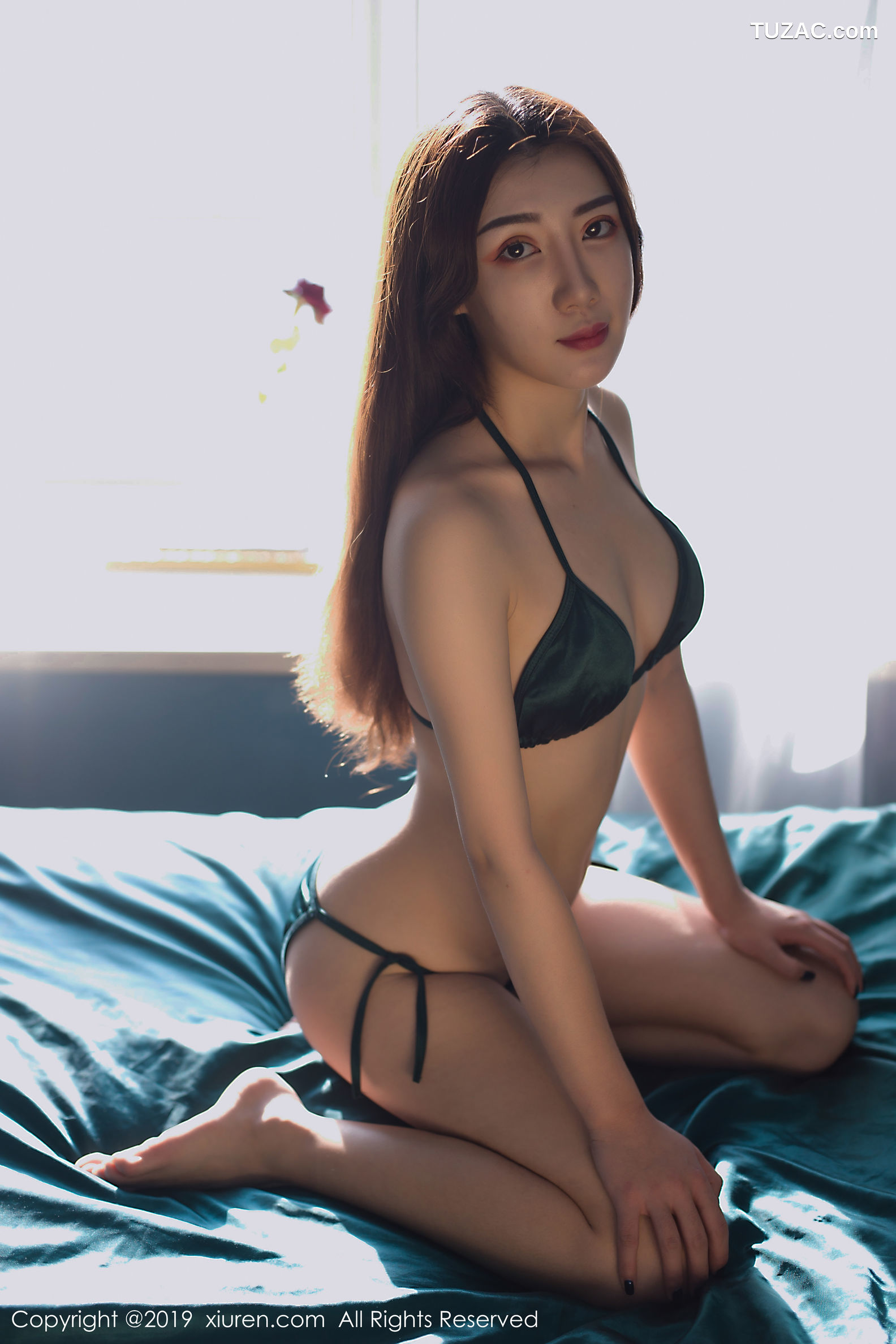 XiuRen秀人网-1725-汁汁-《大长腿的蜜桃臀美女》-2019.10.14