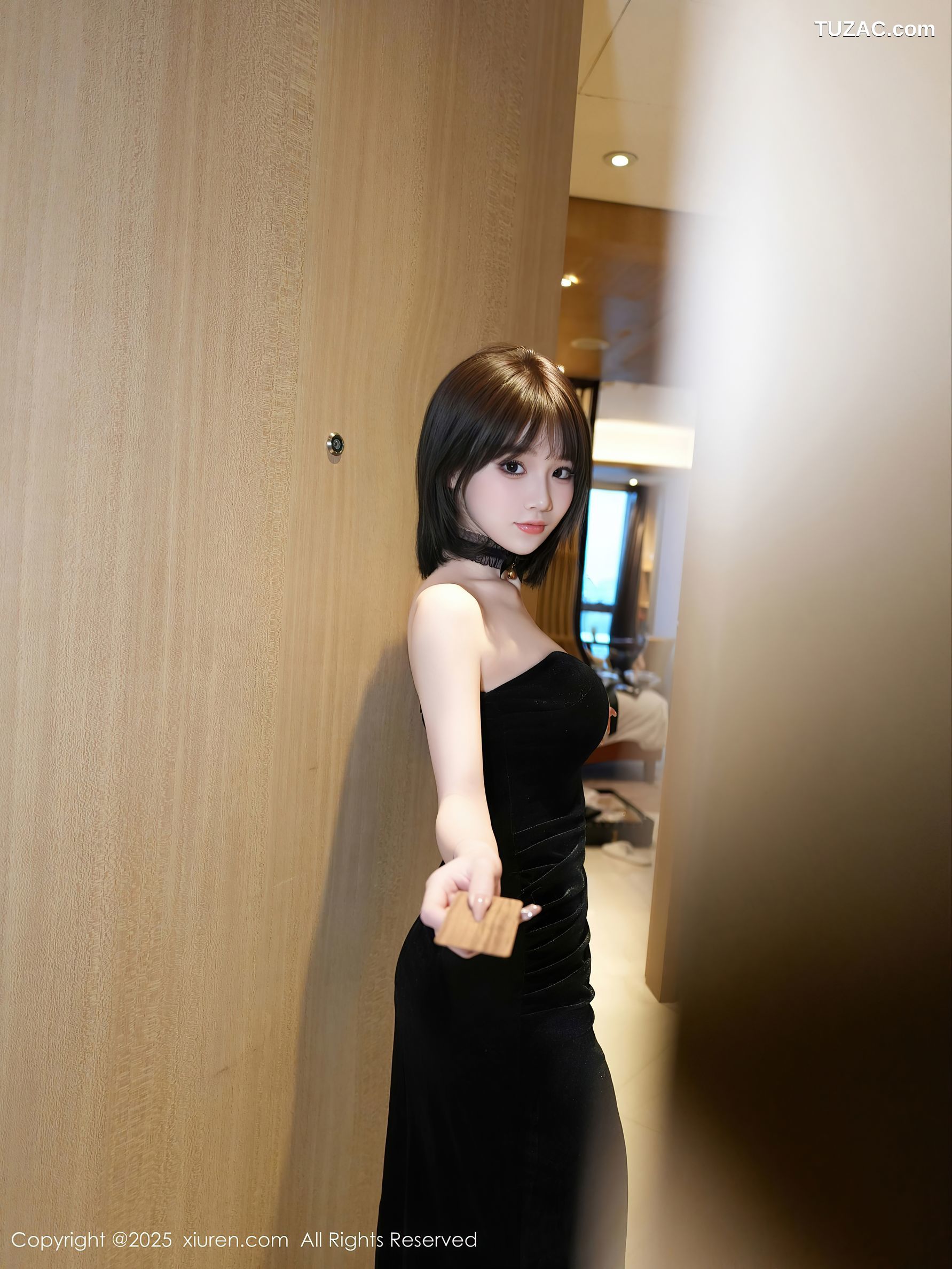 XiuRen秀人网-10000-阿汁-短发美女黑色抹胸礼裙黑丝紫色蕾丝内裤-2025.03.12