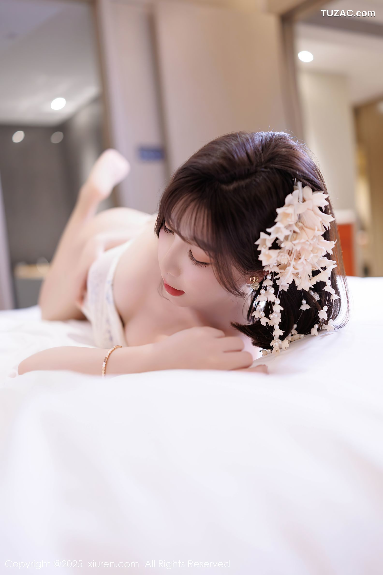XiuRen秀人网-10048-徐莉芝Booty-白T短裙香肩美腿肉丝-2025.03.20