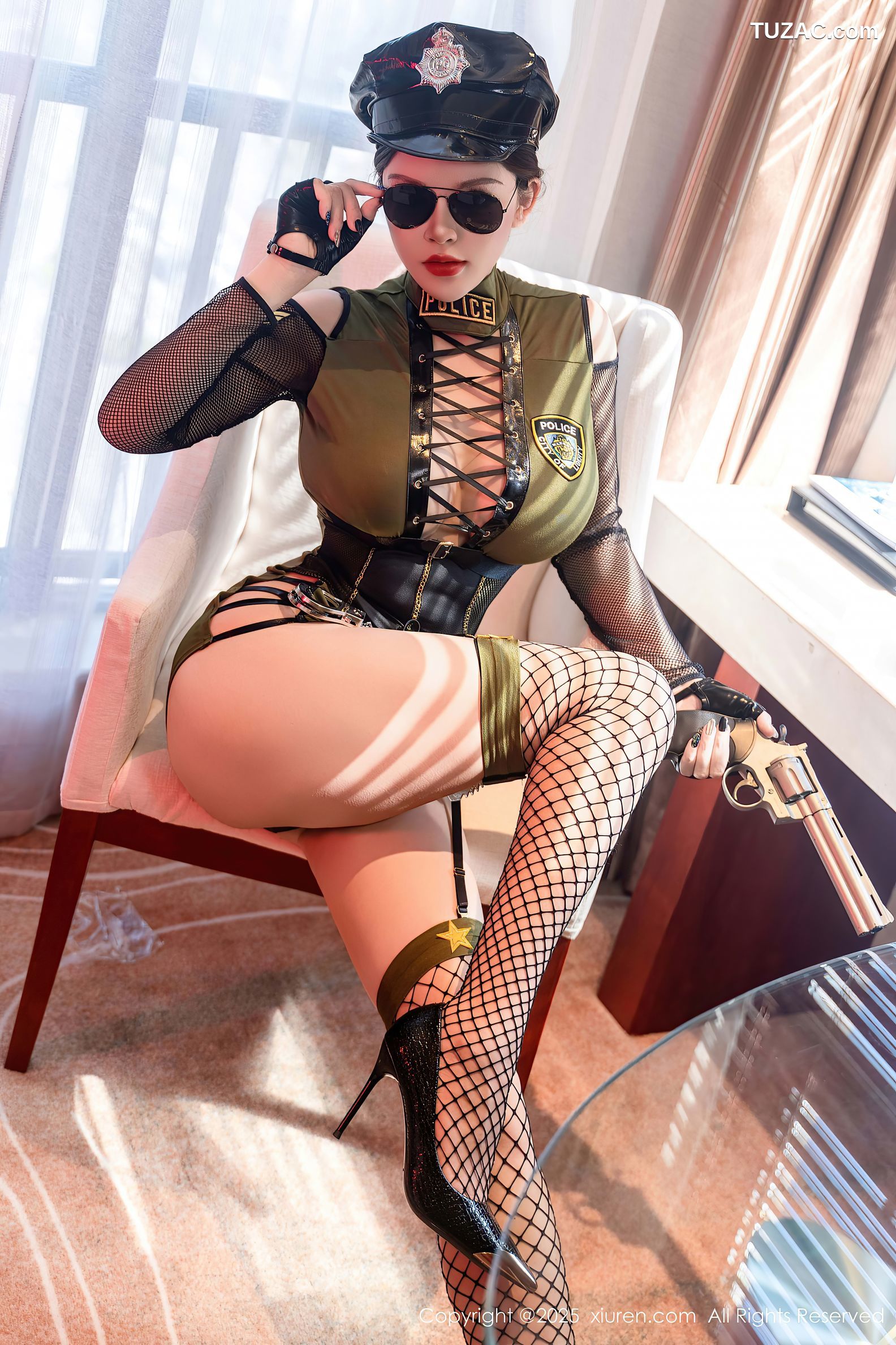 XiuRen秀人网-10064-伊丽莎有点白-情趣绿制服女警黑色网袜爆乳-2025.03.25