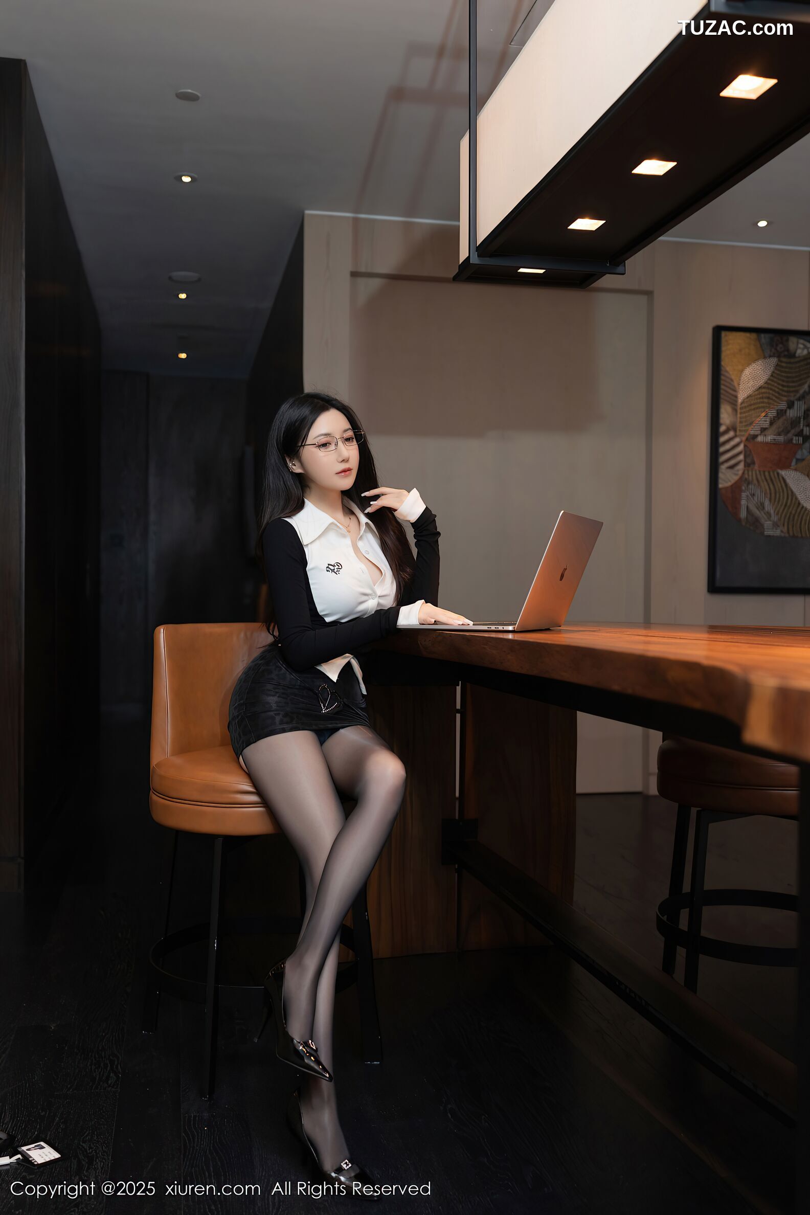 XiuRen秀人网-10353-鱼子酱Fish-OL黑短裙黑丝丢失的证件场景-2025.05.29