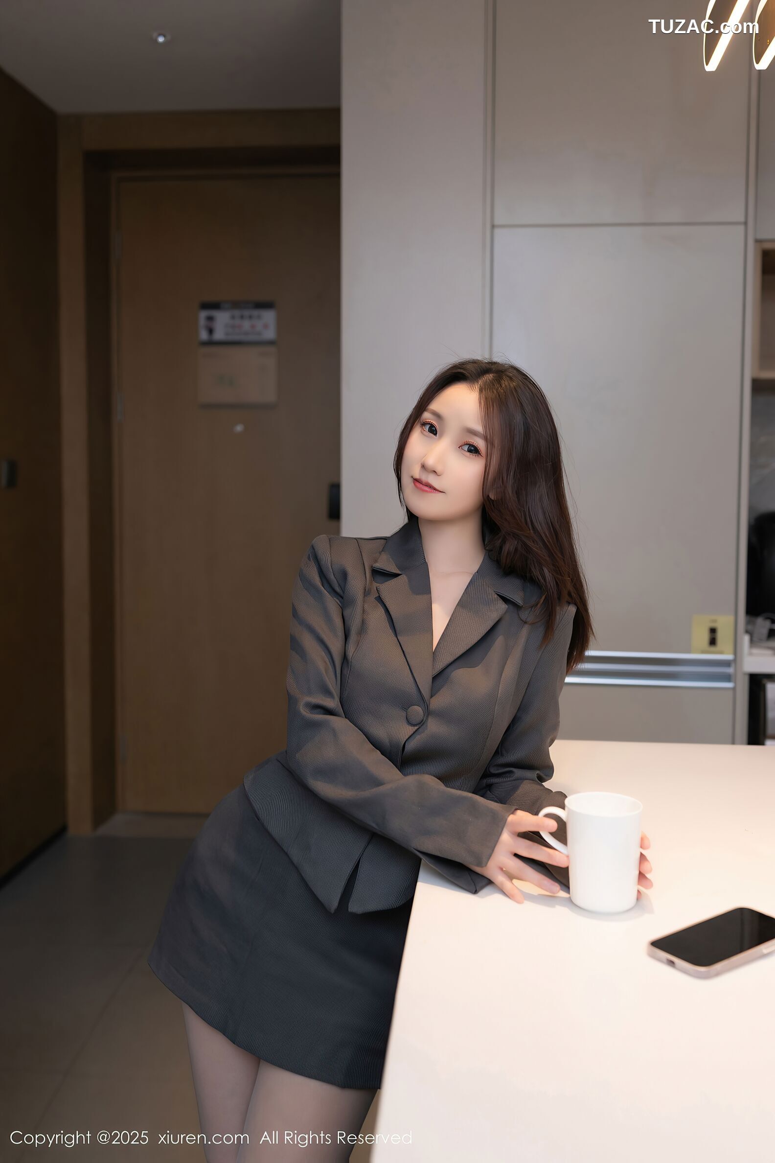 XiuRen秀人网-10497-杏子Yada-OL灰色裙装白色内衣-2025.07.02
