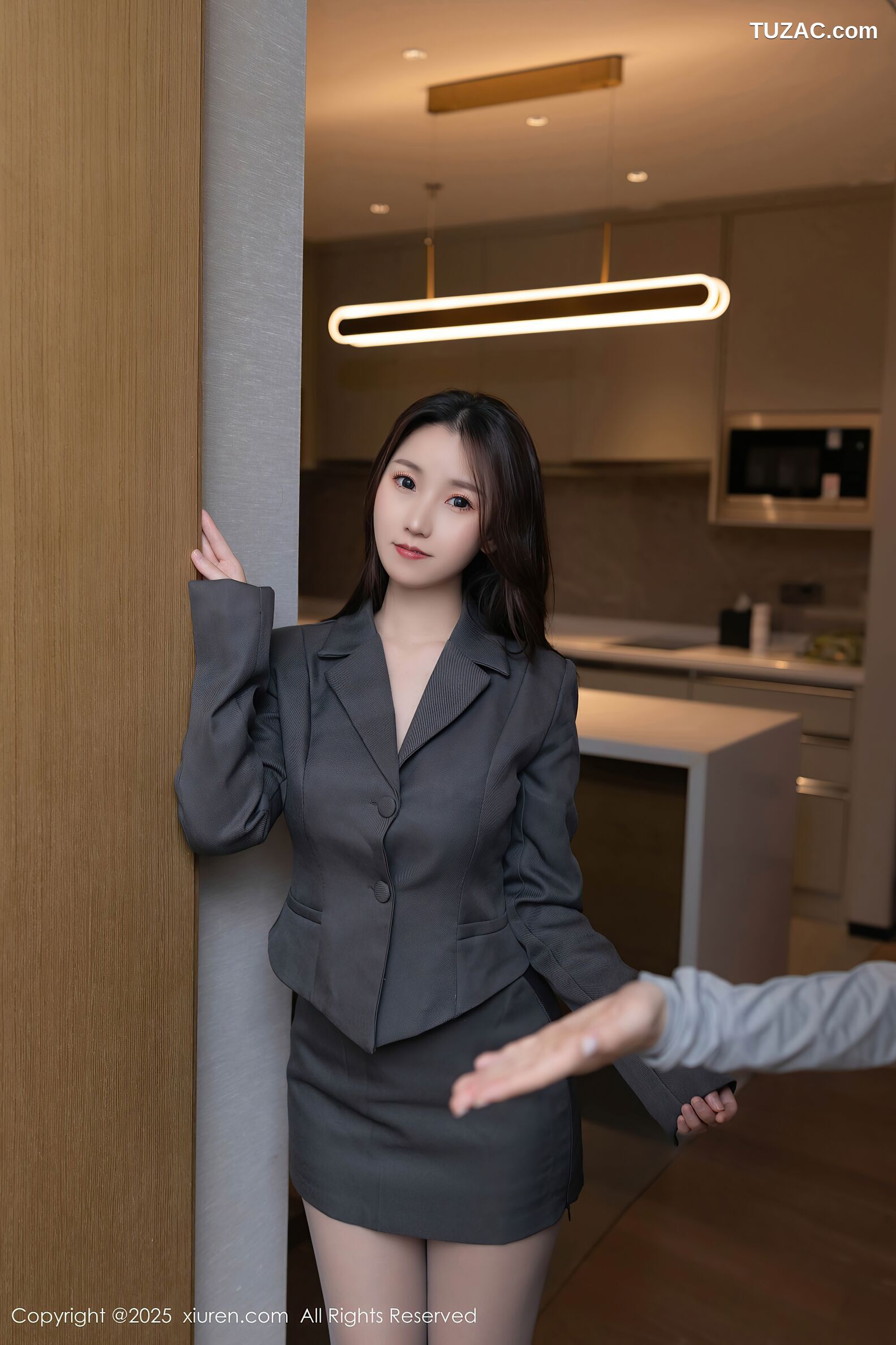 XiuRen秀人网-10497-杏子Yada-OL灰色裙装白色内衣-2025.07.02