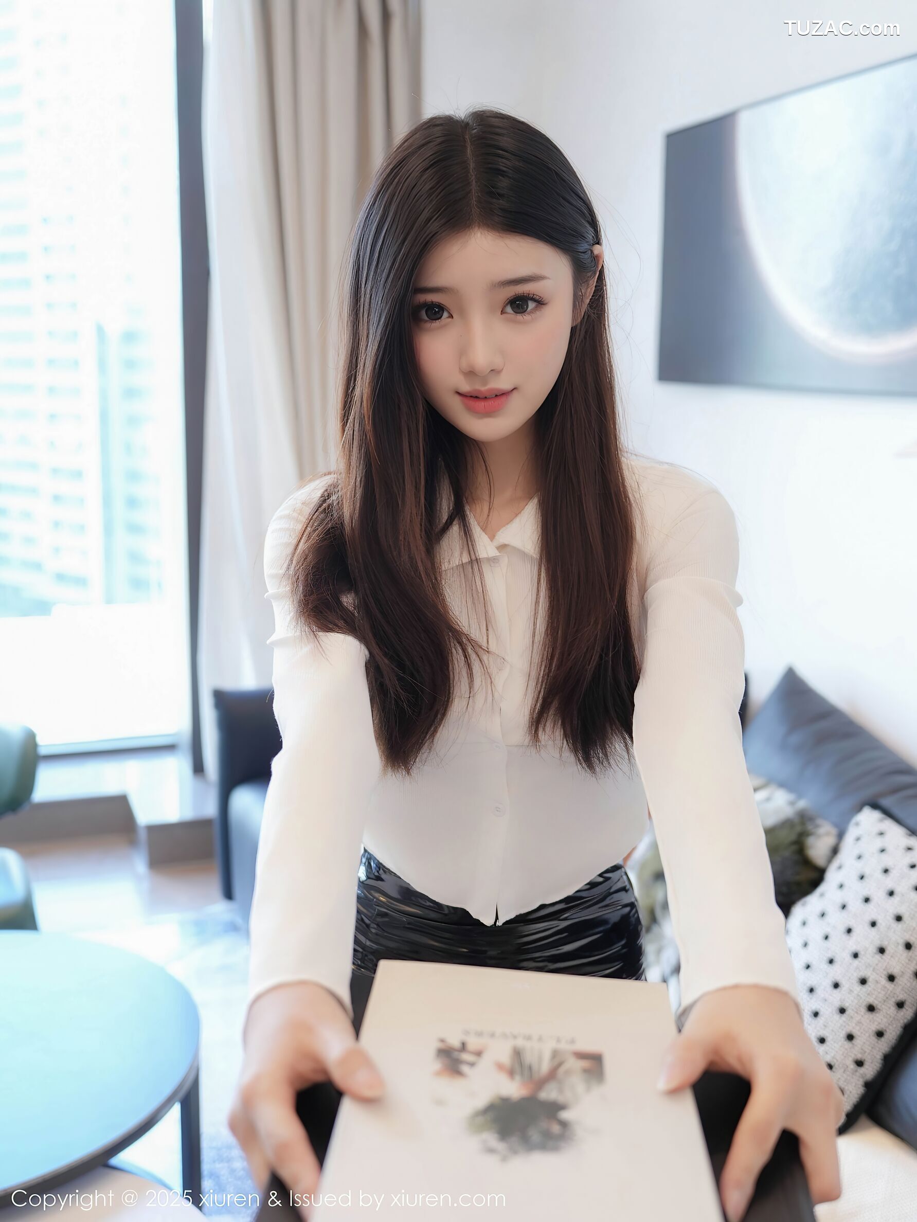 XiuRen秀人网-10515-琉璃ww-白T黑色短裙黑丝灰色吊带爆乳-2025.07.07