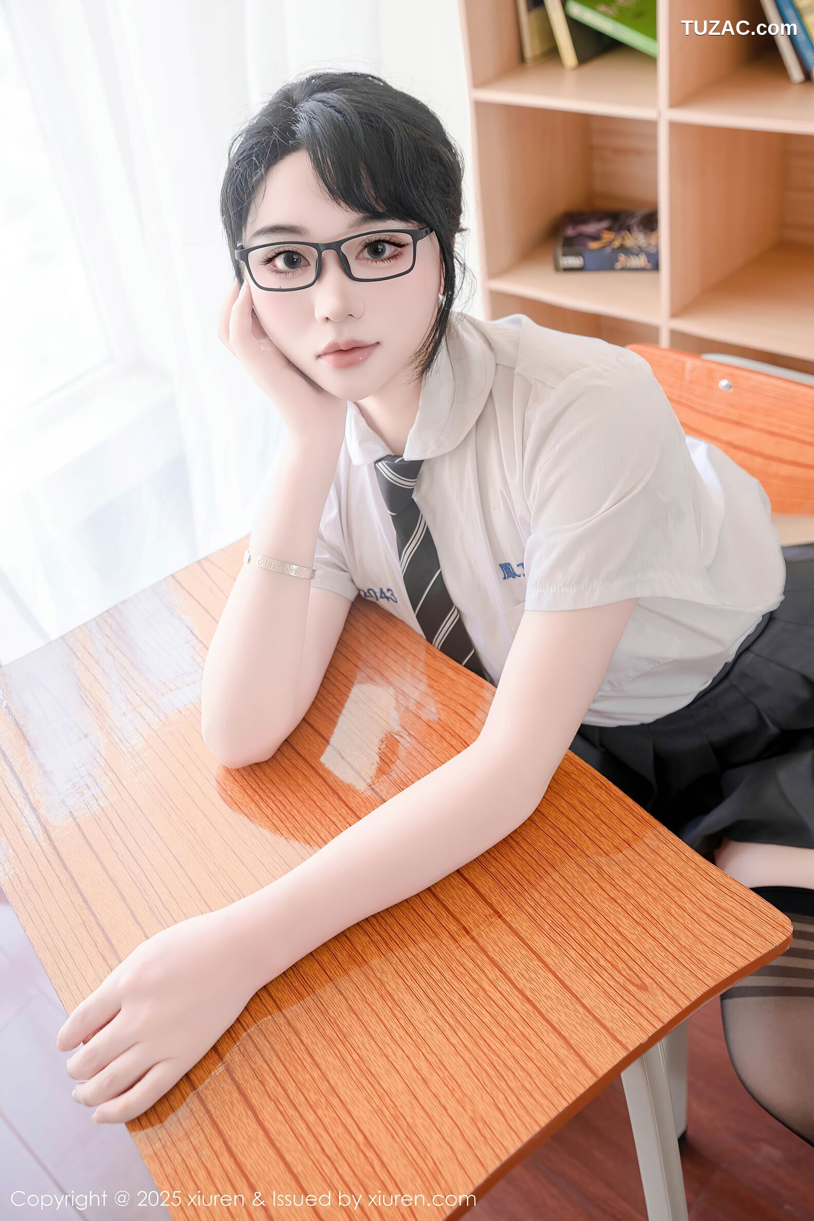 XiuRen秀人网-10530-汐汐爱吃草莓-新学校新生活短裙女学生爆乳-2025.07.10
