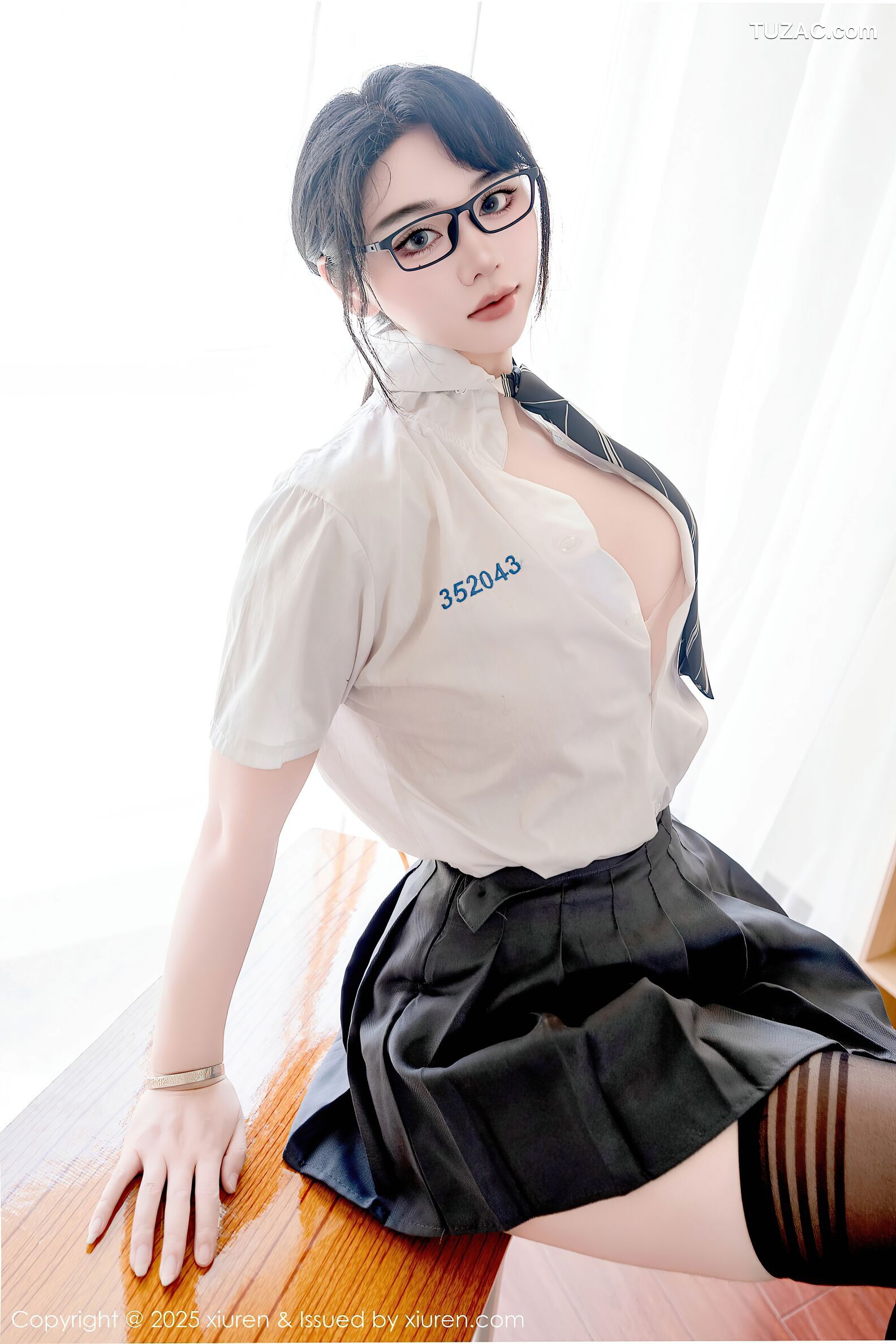XiuRen秀人网-10530-汐汐爱吃草莓-新学校新生活短裙女学生爆乳-2025.07.10