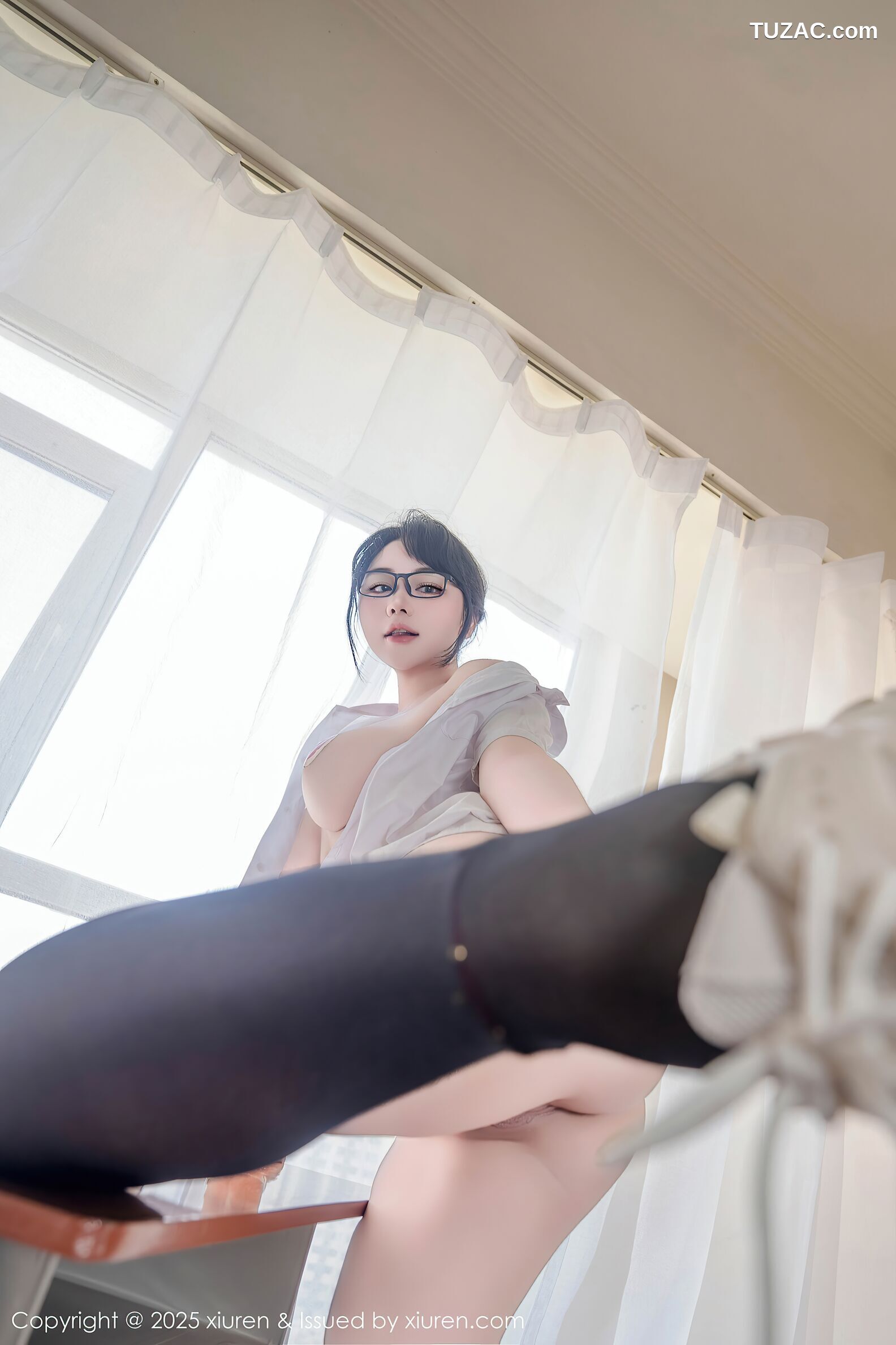 XiuRen秀人网-10530-汐汐爱吃草莓-新学校新生活短裙女学生爆乳-2025.07.10