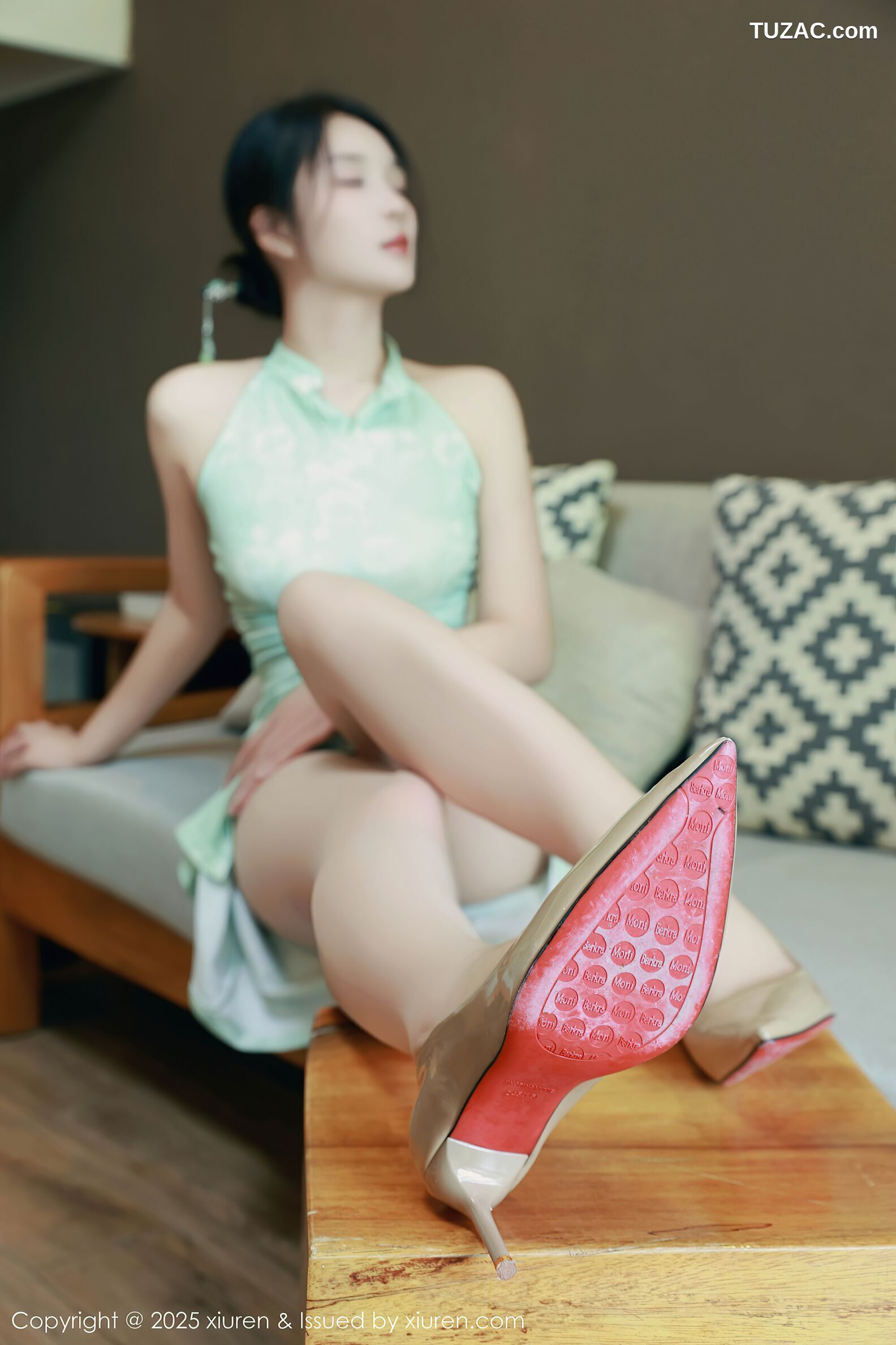 XiuRen秀人网-10538-南乔-浅绿色旗袍户外-透视白纱湿身爆乳-2025.07.11