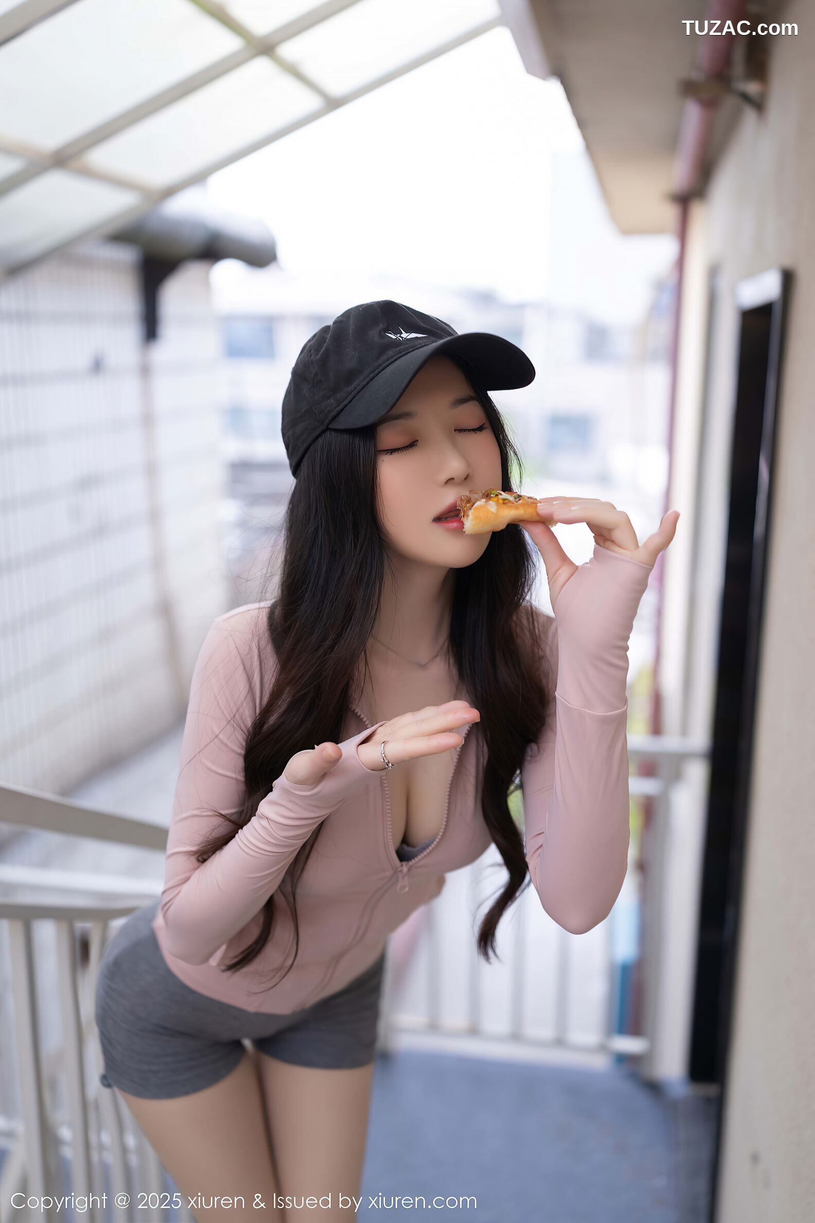 XiuRen秀人网-10542-鱼子酱Fish-淡粉运动上衣运动短裤-2025.07.11