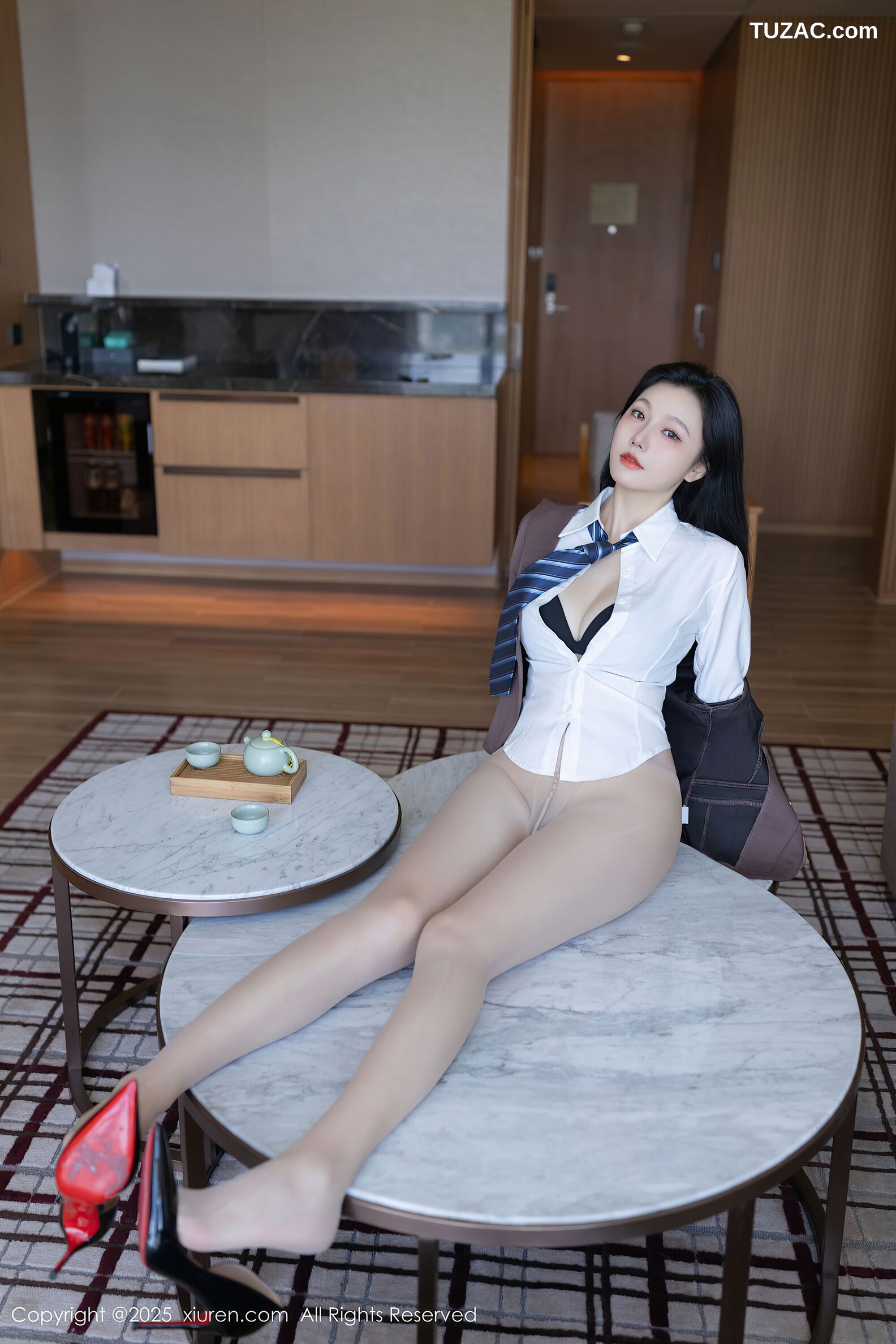 XiuRen秀人网-10571-安然anran-褐色裙装制服白衬衫爆乳肉丝-2025.07.22
