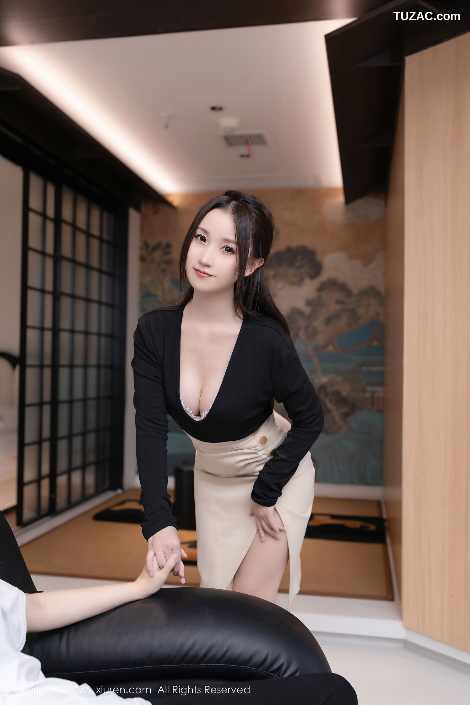 XiuRen秀人网-10576-杏子Yada-诱惑闺蜜弟弟-OL黑T白短裙肉丝-2025.07.23
