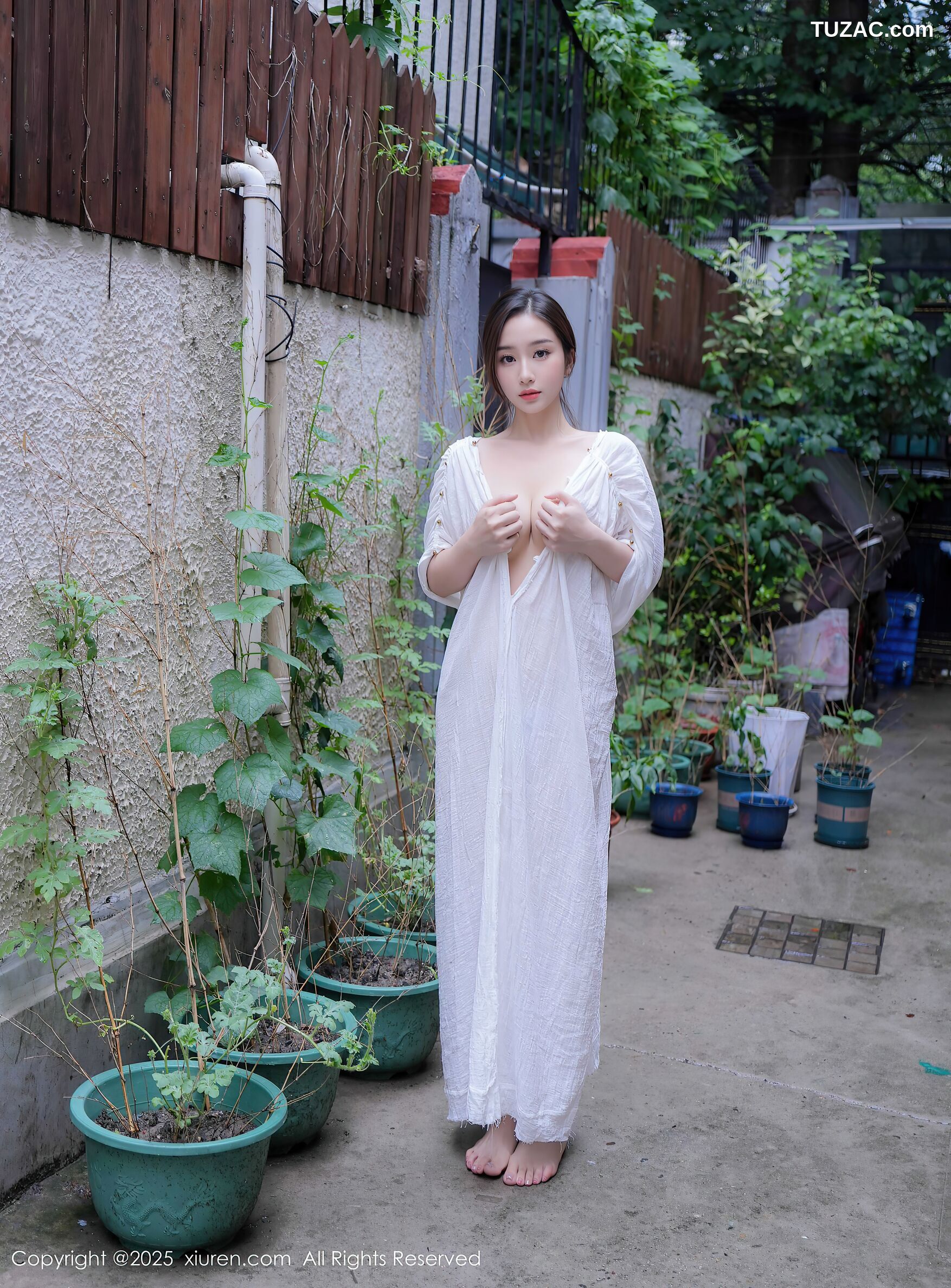 XiuRen秀人网-10603-楠芝-街拍白色长裙女画家爆乳-2025.07.31