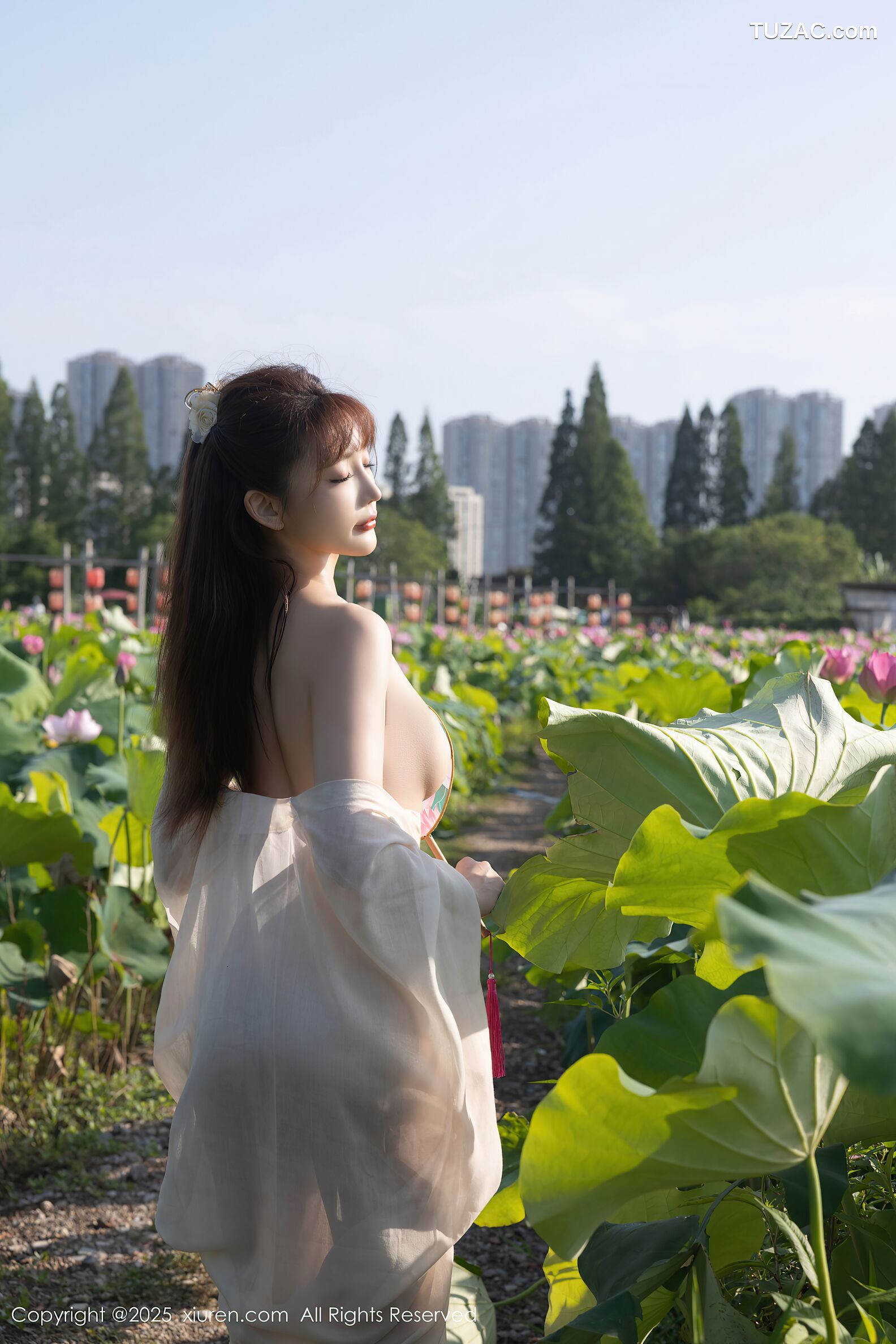 XiuRen秀人网-10630-陆萱萱-荷塘古风浅色薄纱肉色丝袜-2025.08.07