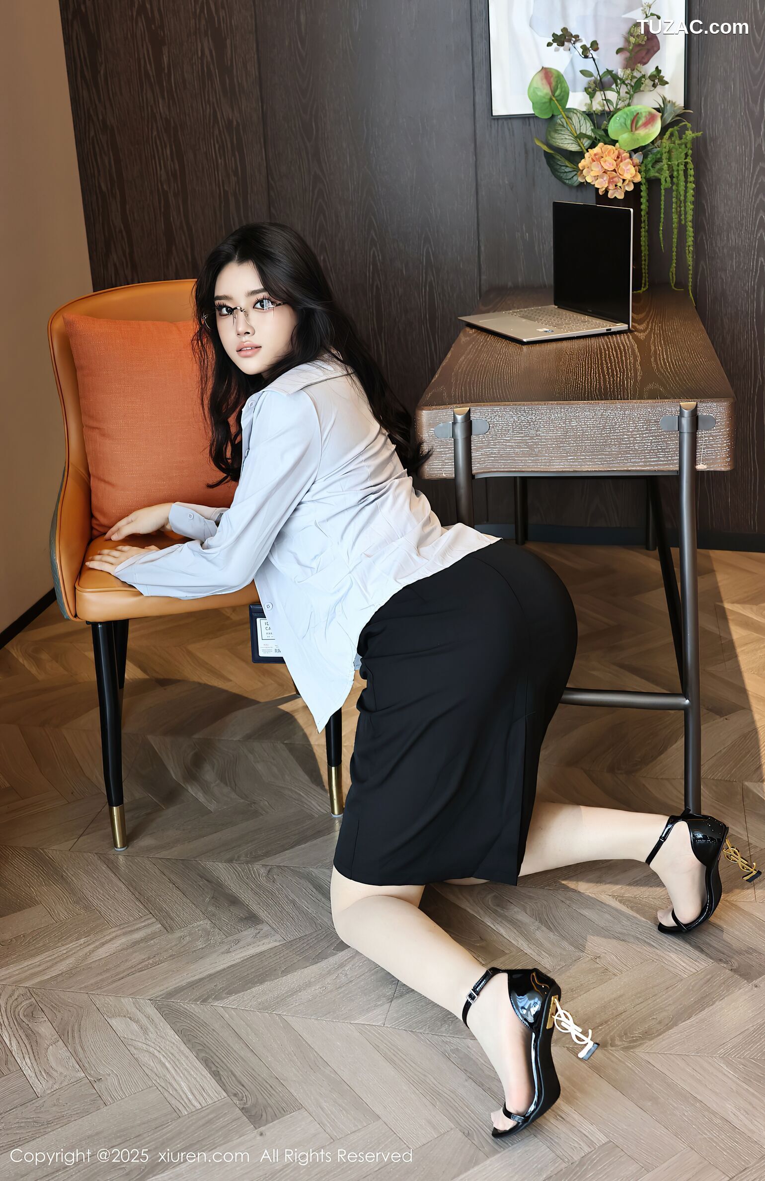 XiuRen秀人网-10674-糯梨子-OL白衬衫黑短裙肉丝-2025.08.21