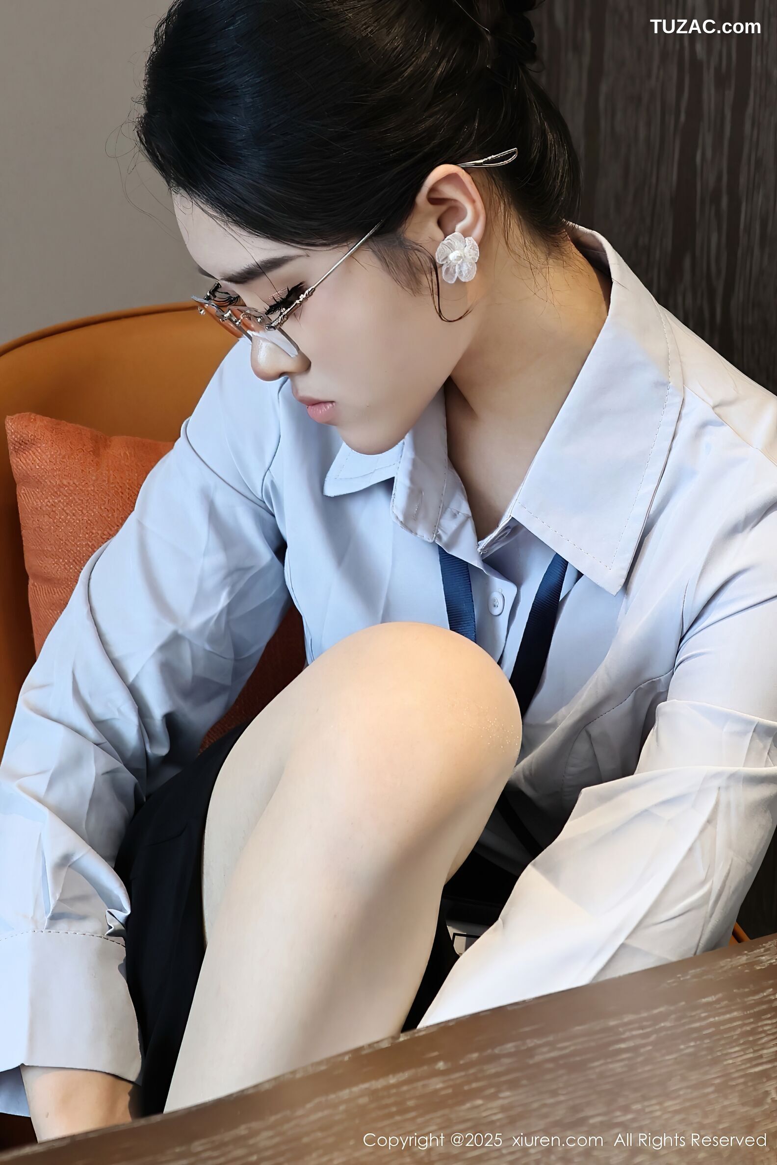 XiuRen秀人网-10674-糯梨子-OL白衬衫黑短裙肉丝-2025.08.21