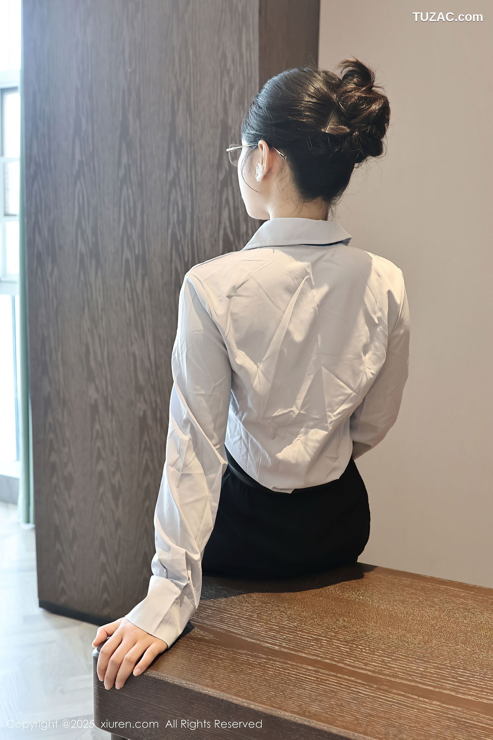 XiuRen秀人网-10674-糯梨子-OL白衬衫黑短裙肉丝-2025.08.21
