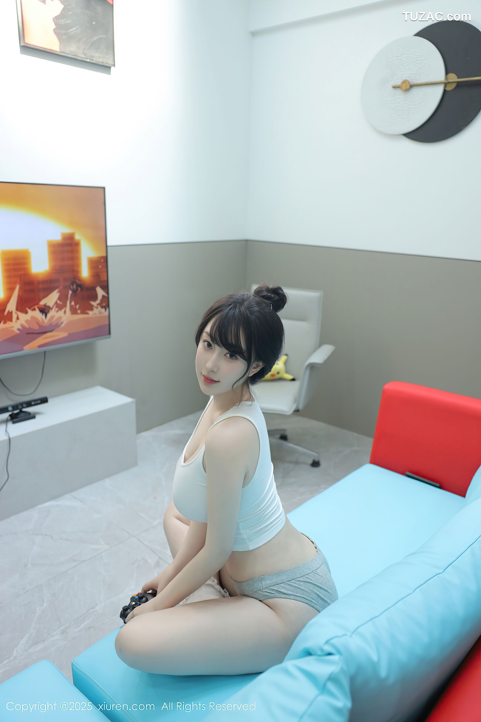 XiuRen秀人网-10676-李沁恩lrene-白背心灰短裤居家PS游戏美女-2025.08.21