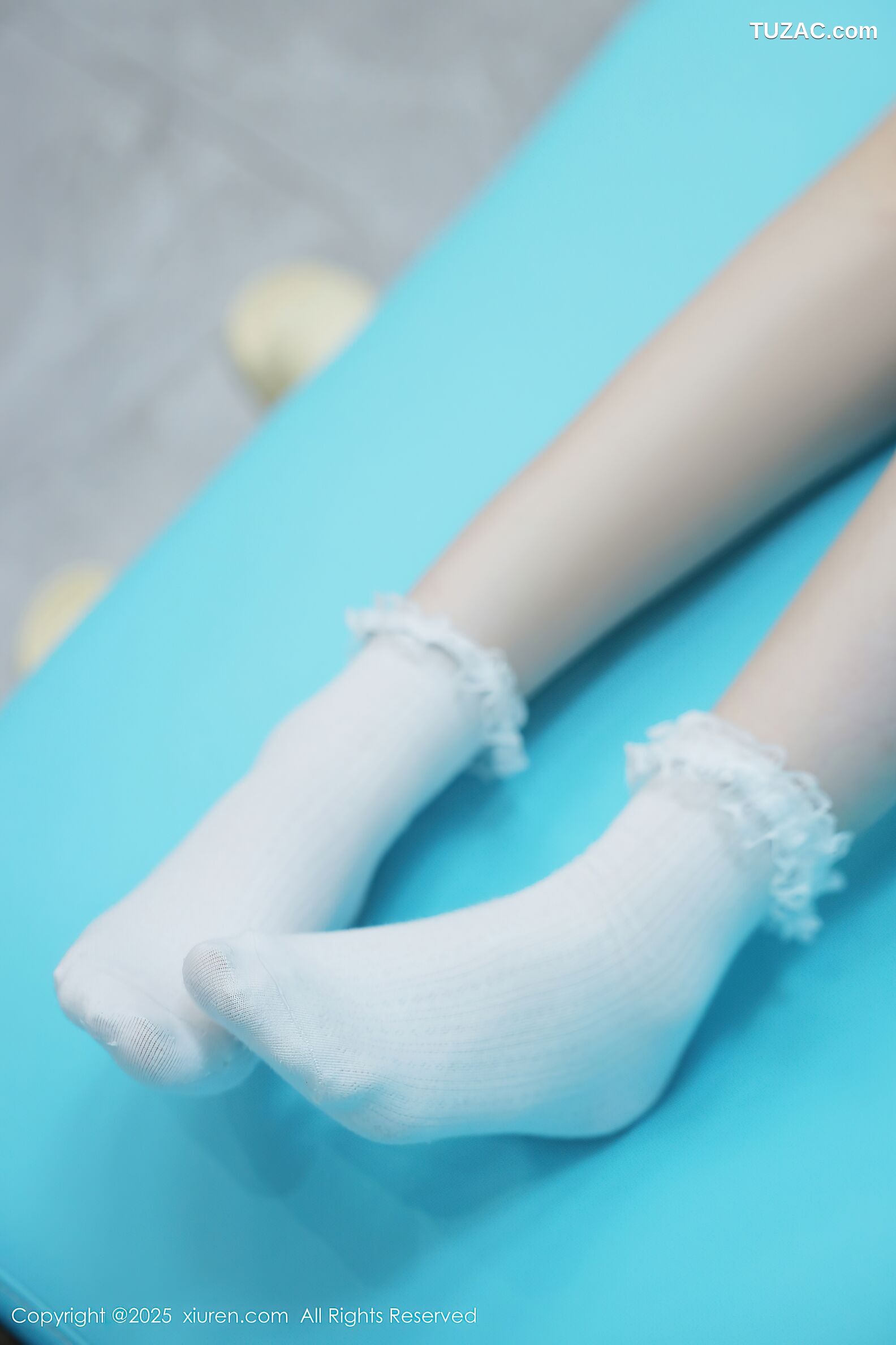 XiuRen秀人网-10676-李沁恩lrene-白背心灰短裤居家PS游戏美女-2025.08.21