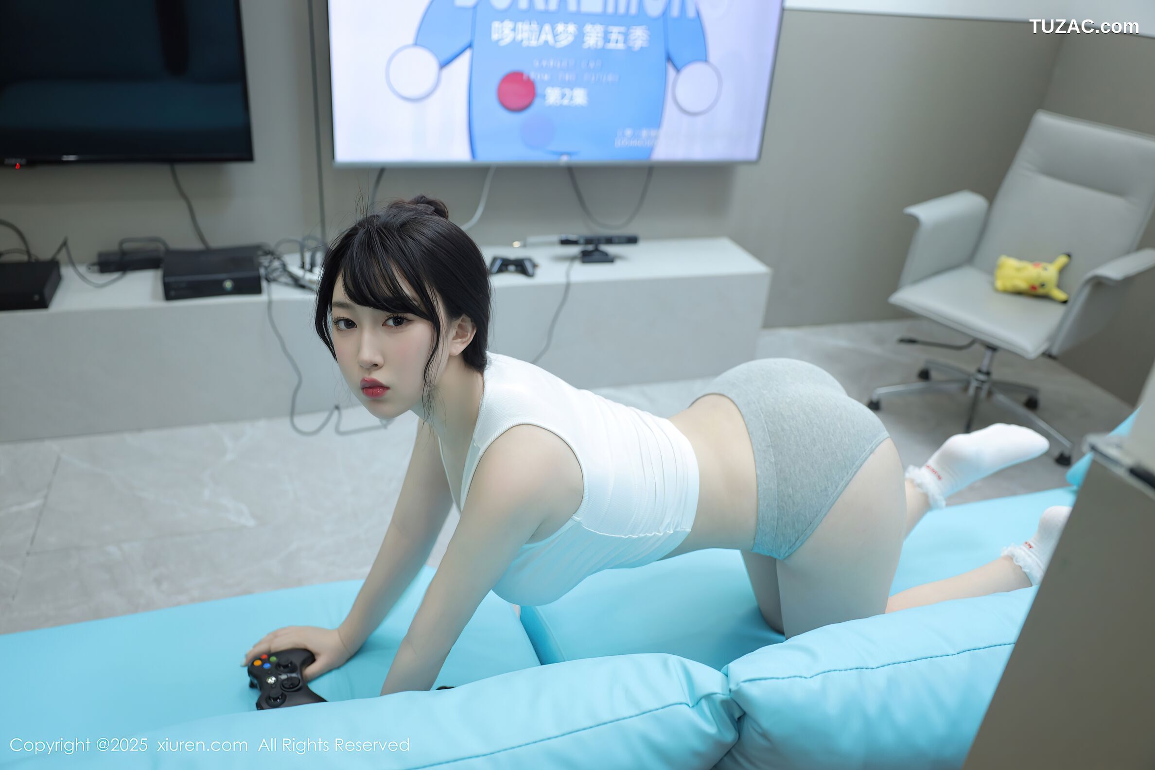XiuRen秀人网-10676-李沁恩lrene-白背心灰短裤居家PS游戏美女-2025.08.21