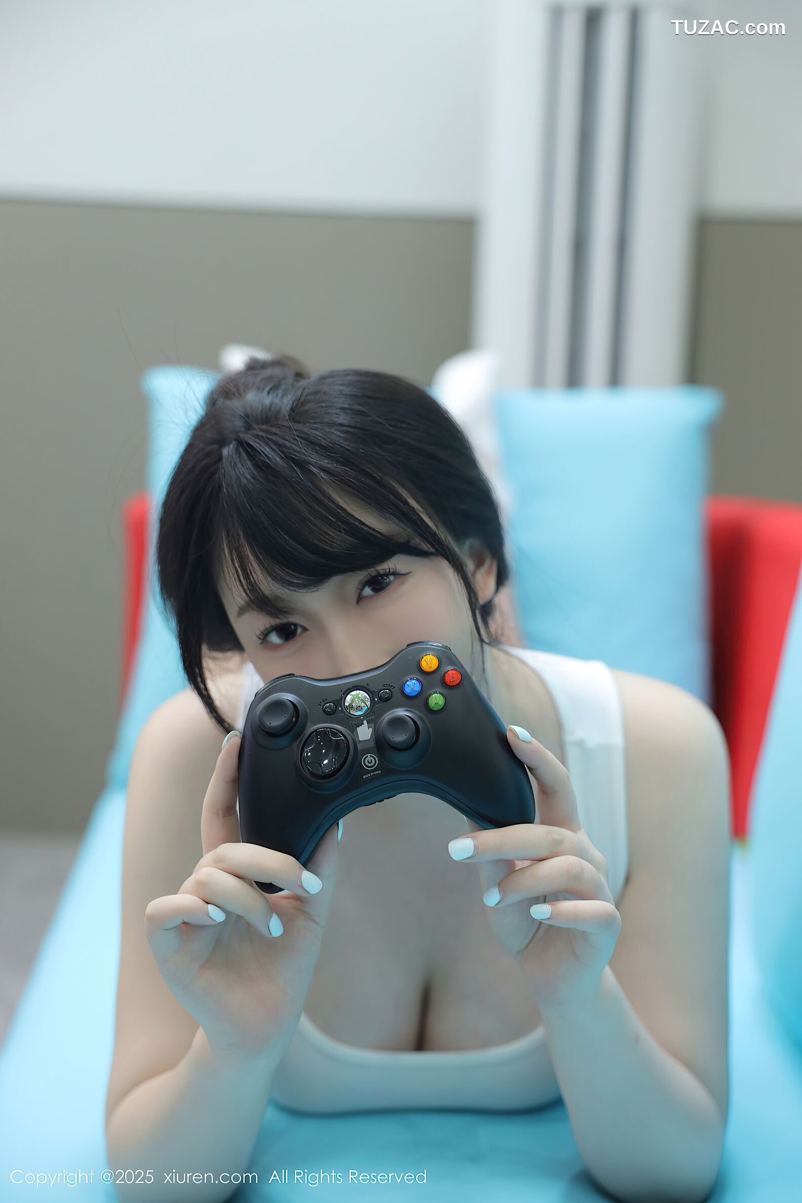 XiuRen秀人网-10676-李沁恩lrene-白背心灰短裤居家PS游戏美女-2025.08.21